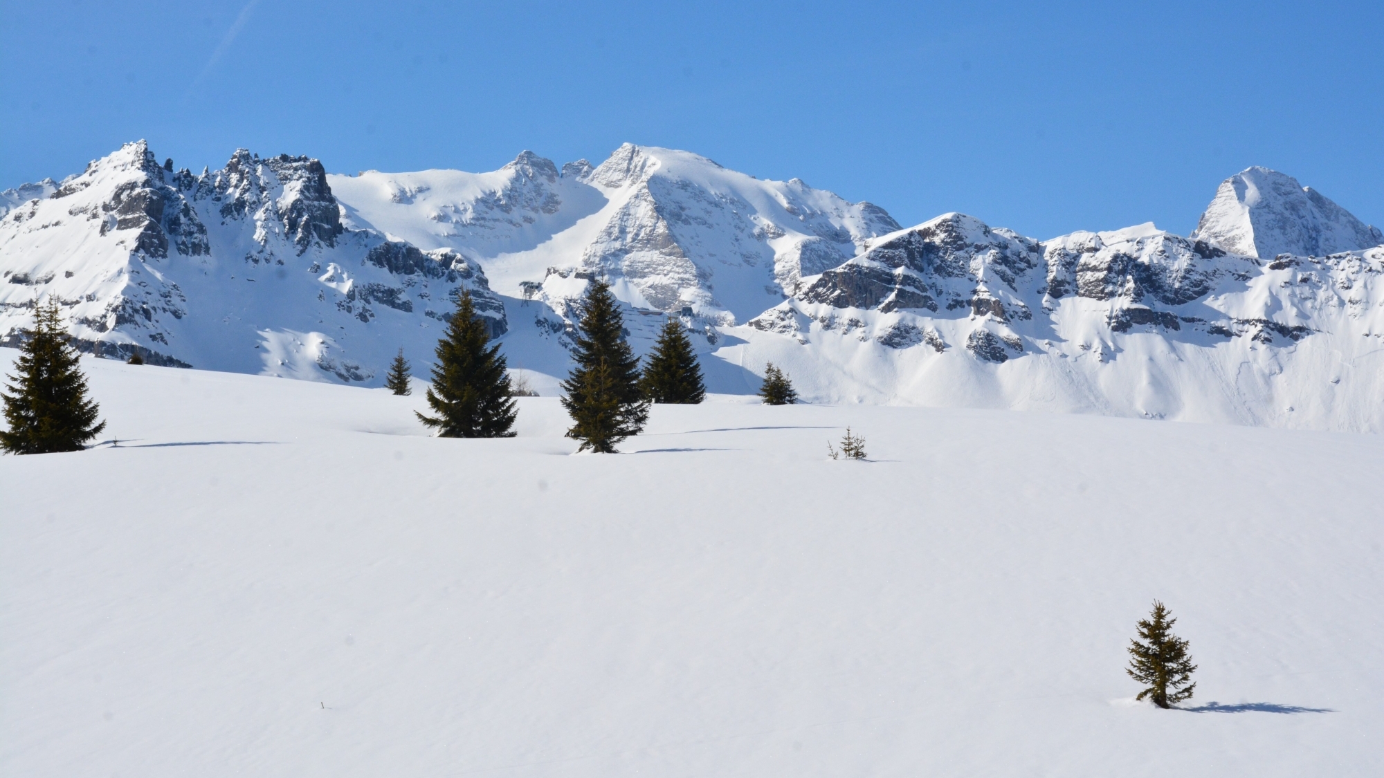 Blick auf die verschneite Berglandschaft der Dolomiten: Marmolada (3343 m) und Gran Vernel (3210m)
