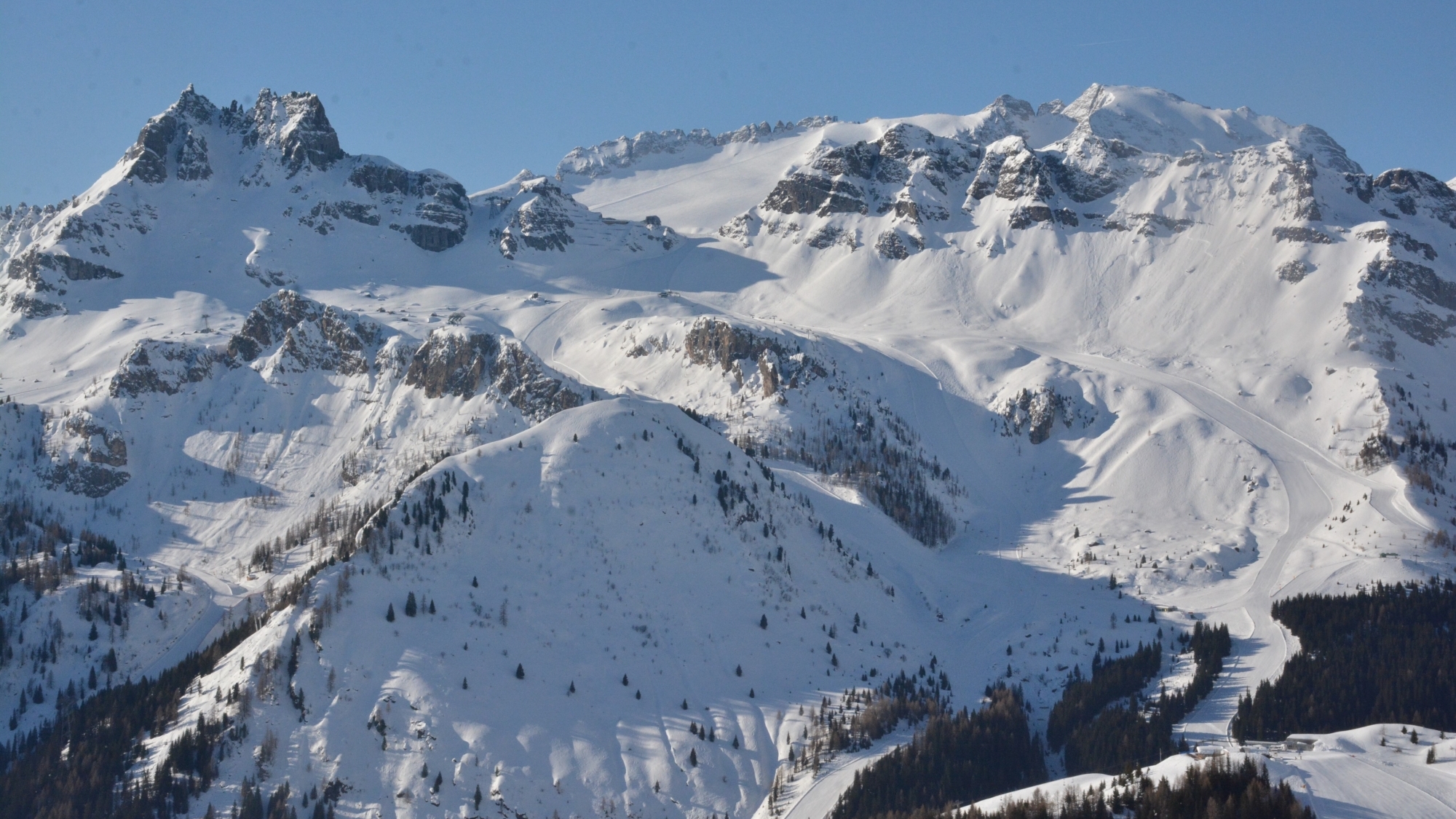 Blick in die Nordseite der Marmolada: Im Vordergrund die Bergstation „Porta Vescovo“ (2478m), von der es vom linken Bildrand weiter Richtung Padon Pass geht, während es vom rechten Bildrand weiter zum Pordoijoch geht