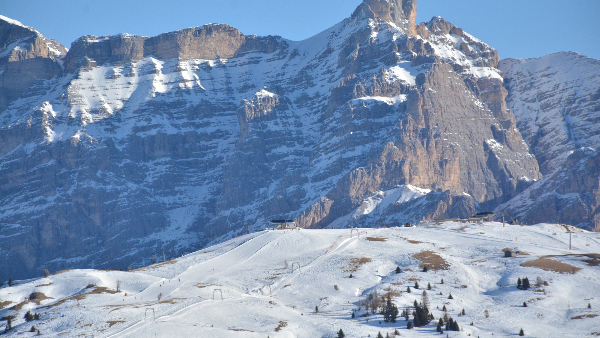 Blick von der Pralongia nach Osten zum Felsmassiv der Conturines (3064m)
