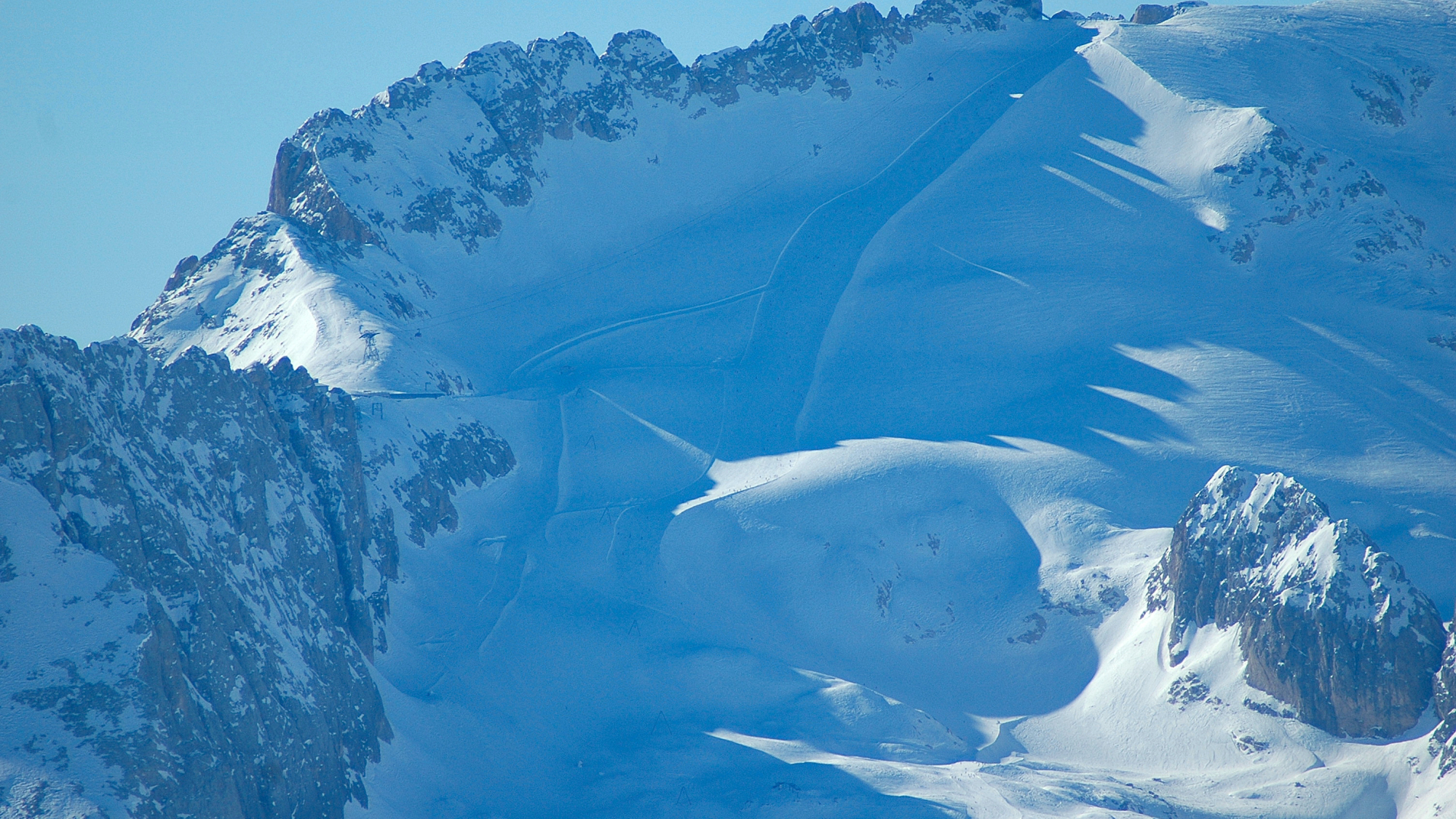 Blick auf den obersten Abschnitt der berühmten Skipiste „La Bellunese“, die am Punta Rocca Gipfel (3265m) der Marmolada beginnt