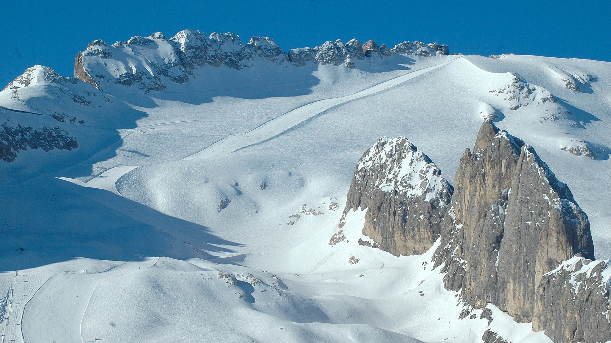 Die Abfahrt von der Marmolada beginnt am Marmolada-Gletscher und führt hautnah
an die Felsspitzen der Sas da les Undesc (2820m) heran
