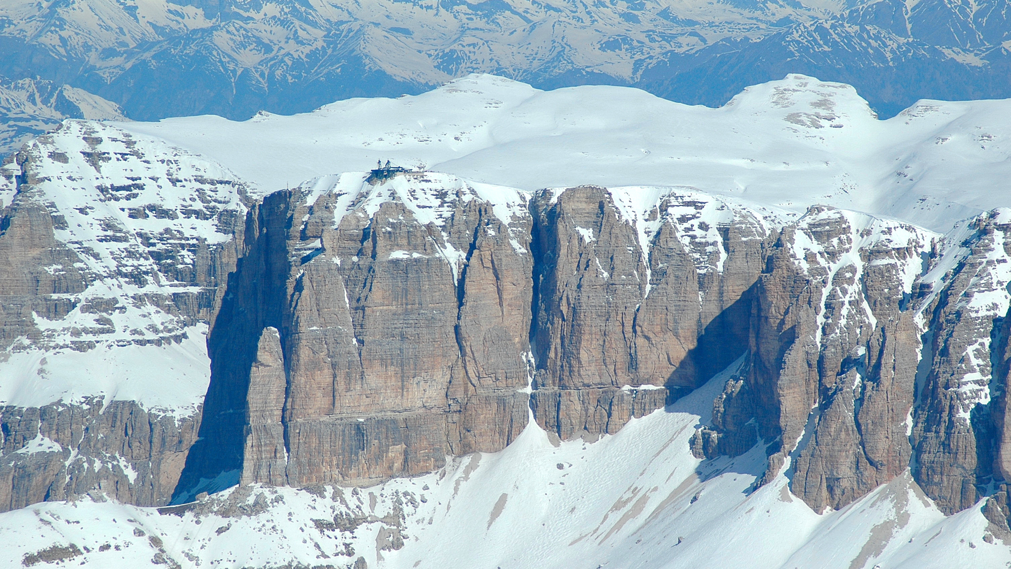 Blick vom Marmolada Gletscher zur Bergstation der Gondel am Sass Pordoi (2950m) im Sella-Massiv