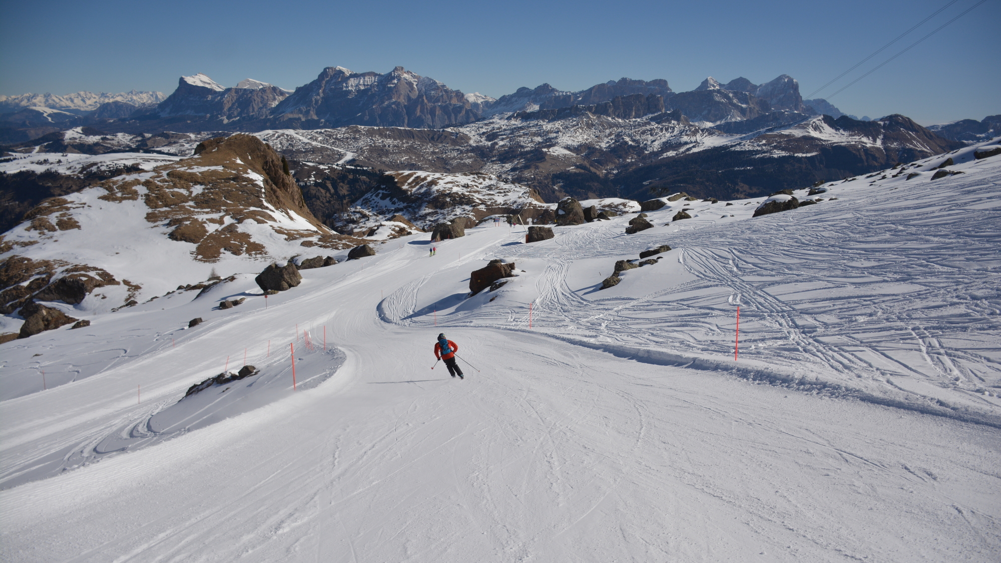 Bei der Abfahrt von der Porta Vescovo (2478m) zur Station Cesa da Fuoch hat man herrliche Blicke zum kompakten Gebirgszug, der vom Heiligkreuzkofel (links) bis zu den Tofanen (rechts) reicht
