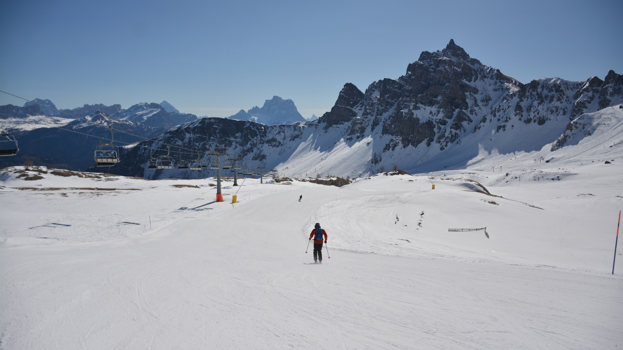 Auf der Verbindungspiste zum Lift, der auf den Padon Pass (2370m) führt, steht der wuchtige Monte Pelmo (3168m) im Mittelpunkt