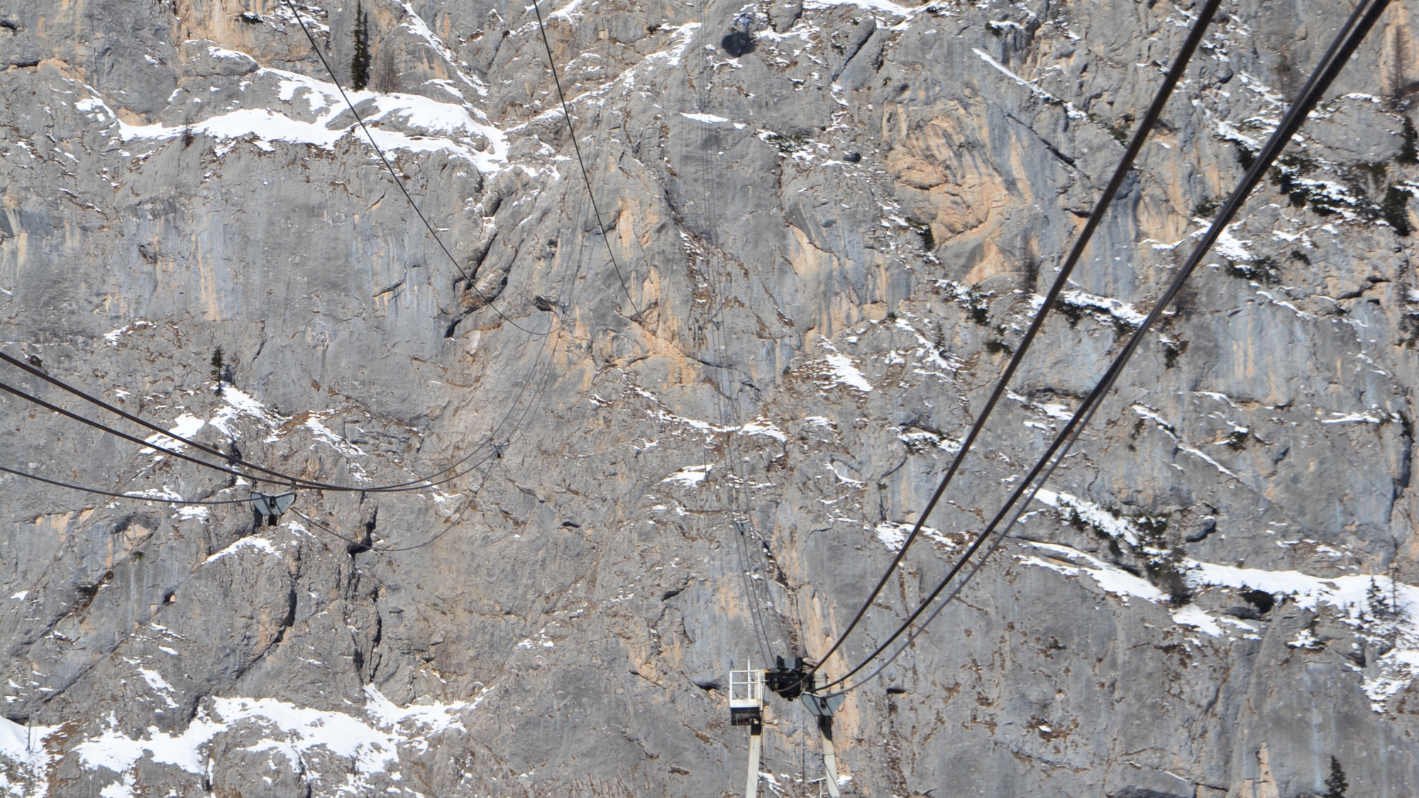 Die Marmolada- Seilbahnanlage hat insgesamt 3 Abschnitte. Die erste Bahn führt von der Talstation Malga Ciapèla (1450m) spektakulär nach Banc d’Antermoja (2350 m)