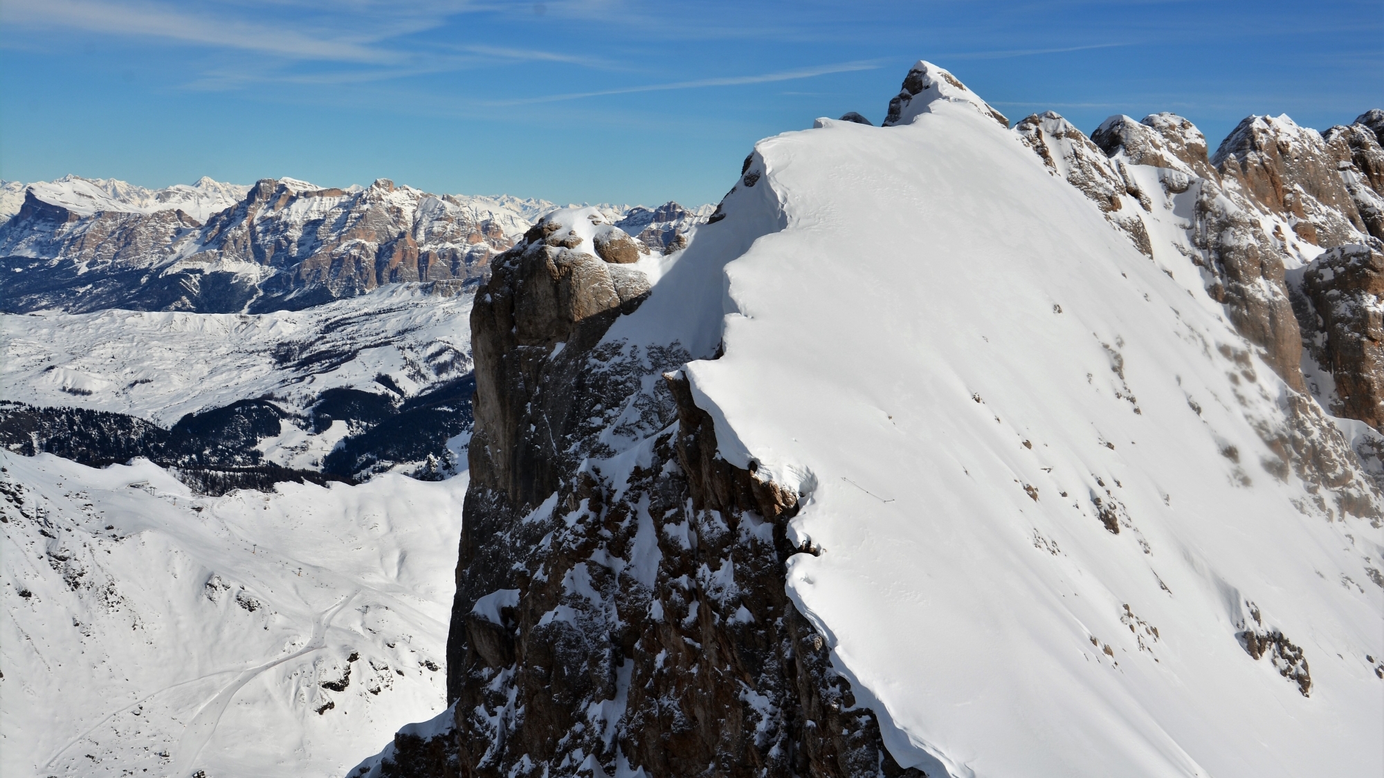 Blick aus der Marmolada-Gondel auf den formschönen Grat, der sich von der Serauta (2959m) nach Nordosten erstreckt