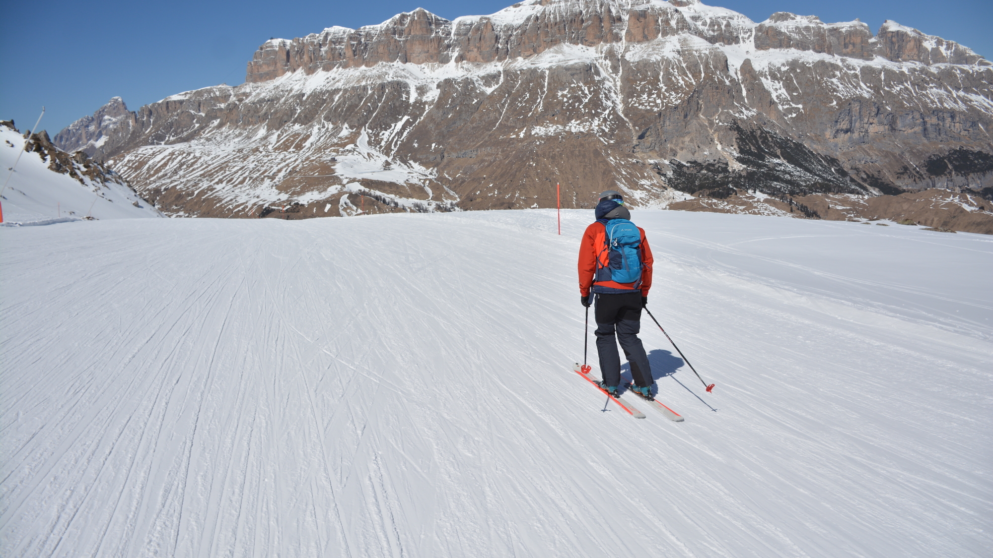 Bei der Fahrt von der Porta Vescovo zum Pordoijoch hat man eine fantastische Sicht auf den Piz Boe (3152m), den König der Sella-Gruppe