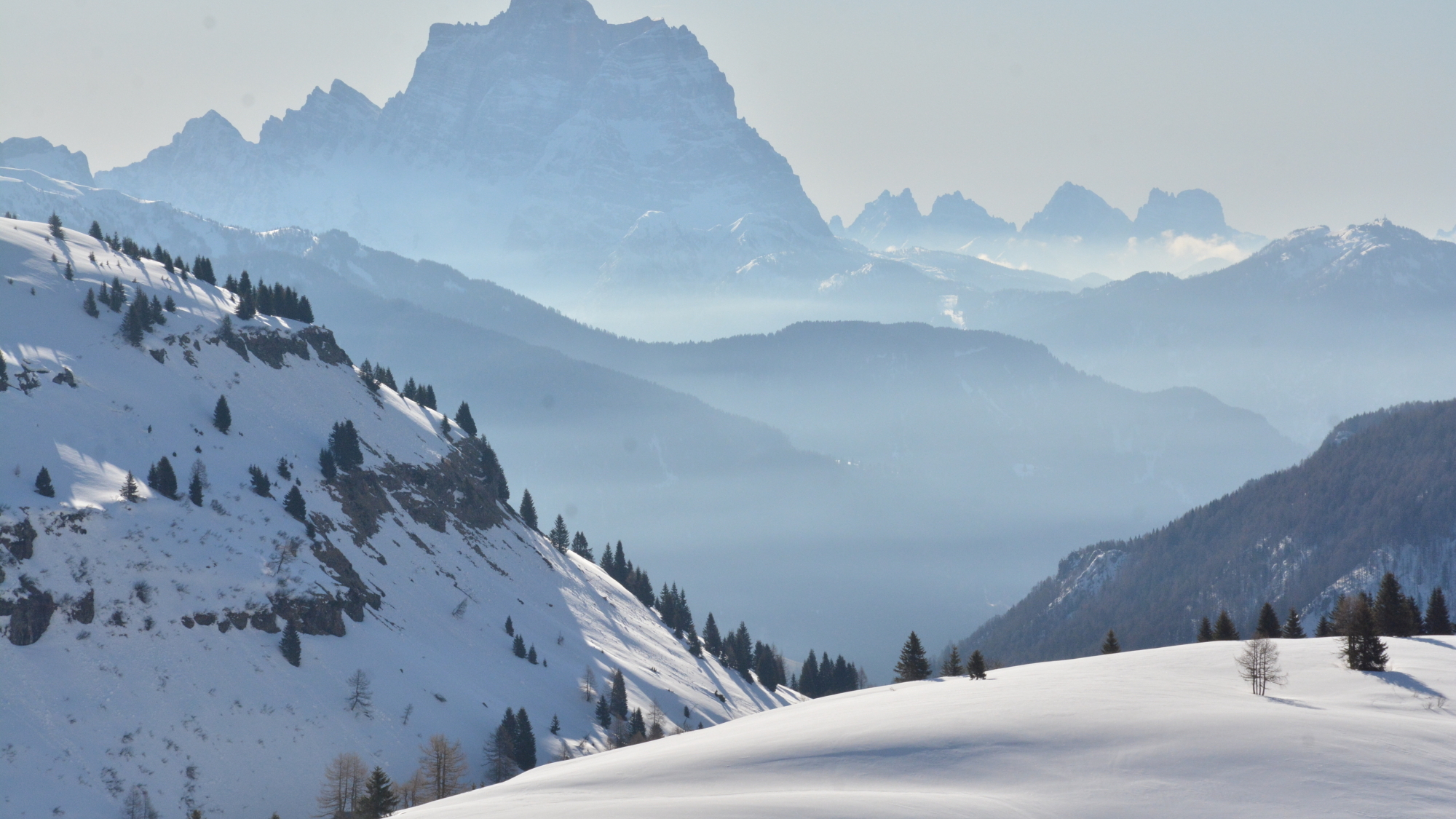 Bevor man am Rifugio Bec de Roces (2080 m) die Abfahrt nach Arabba beginnt, kann man sich noch einmal am herrlcichn Bergpanorama erfreuen, das der Monte Pelmo zusammen mit den südlich davon gelegenen Bergen der Bosconero-Gruppe liefert
