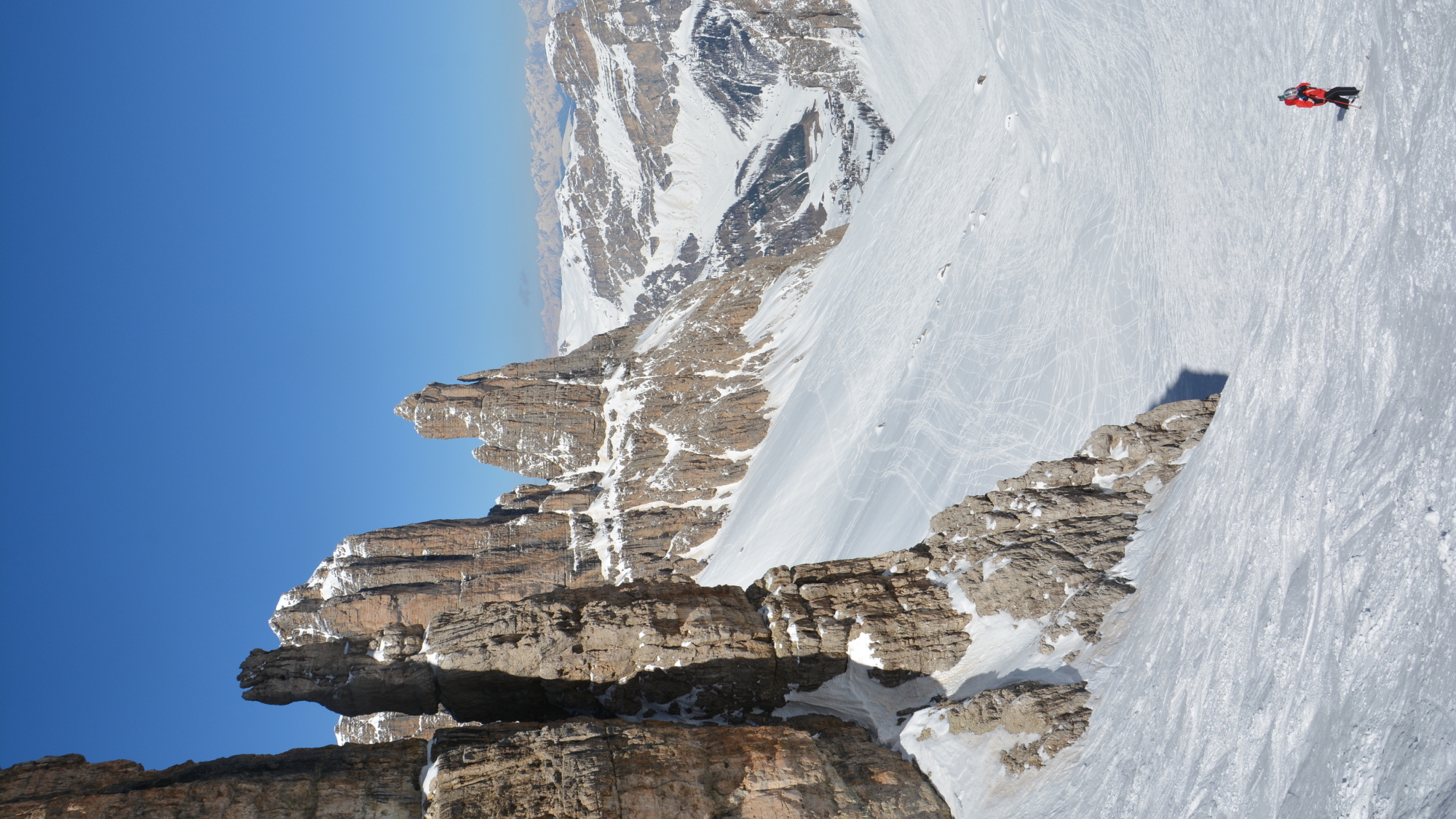 Skiabfahrt durch das Mittagstal auf ca. 2600 m Höhe mit Blick nach Norden, flankiert von den Felsspitzen Sas de Mesdi (2980m) und Bech des Mesdi (2962m)