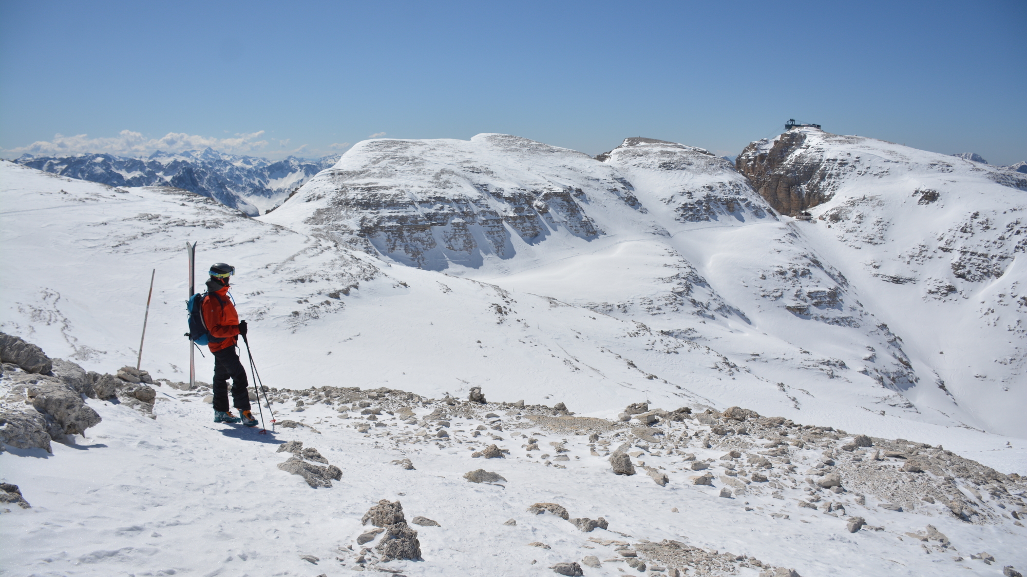 Wer durch Mittagstal nach Kolfuschg abfahren will, muss zuerst von der Bergstation am Sass Pordoi (2950m) (rechts im Bild) zur Pordoihütte in der Pordoischarte (2848m) abfahren und von dort zu Fuß auf 2890m aufsteigen.