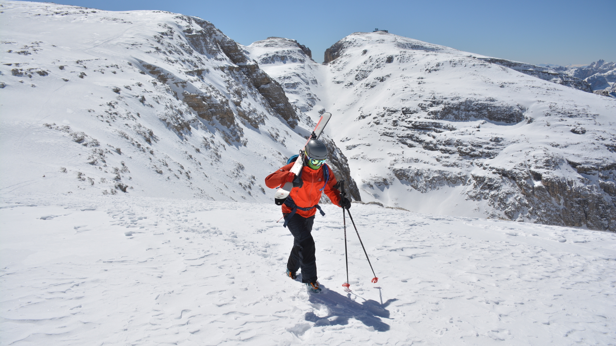 Auf 2890m beim Zustieg zur Abfahrt in das Mittagstal. Im Hintergrund der Sass Pordoi (2950m) und die Pordoischarte (2848m); im Blick auch die von der Pordoischarte nach Norden ziehende Schneerinne, die in weiterer Folge in das Val Lasties führt und durch die eine weitere rassige Skiabfahrt führt