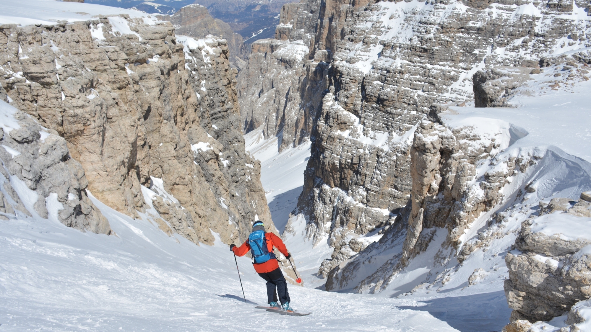 Die ersten Schwünge bei der Einfahrt in das Mittagstal. Die Steilheit täuscht sehr, da das Bild mit einem 20 mm Weitwinkelobjektiv aufgenommen wurde und daher flacher wirkt. Tatsächlich sind stellenweise bei der Einfahrt bis zu 45 Grad Gefälle zu überwinden!