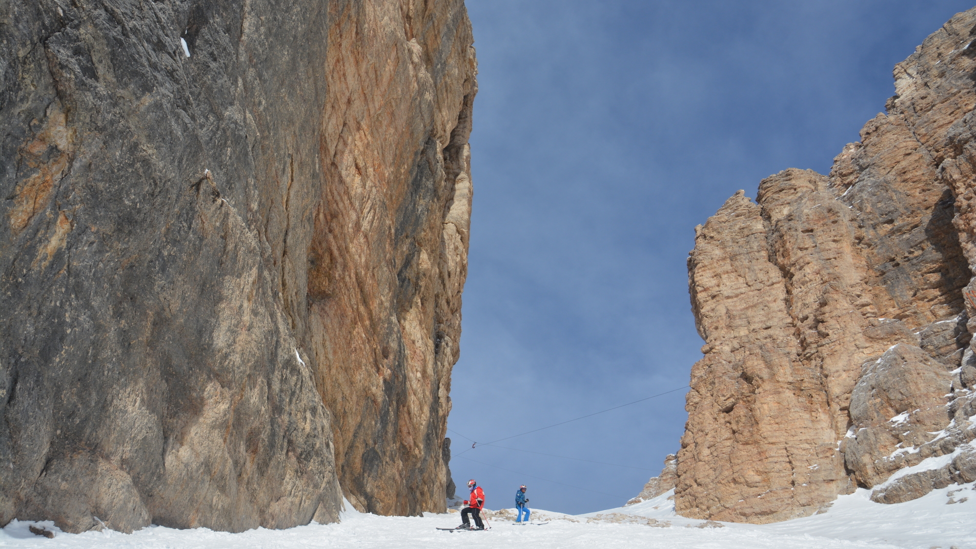 Pordoischarte (2848m), die ersten Schwünge bei der Abfahrt zum Pordoijoch; die Abfahrt vermittelt ein unglaubliches Landschaftsbild zwischen den himmelhoch ragenden Felswänden des Sass Pordoi (2950) und des Sass de Forcia Occidentale (2923m)
