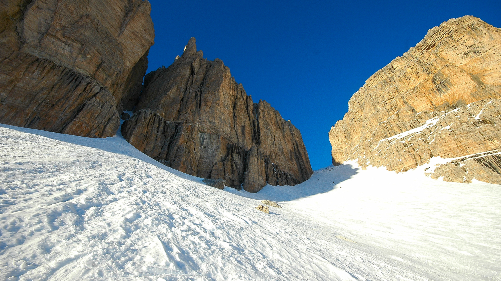 Pordoischarte (2848m), die ersten Schwünge bei der Abfahrt zum Pordoijoch; die Abfahrt vermittelt ein unglaubliches Landschaftsbild zwischen den himmelhoch ragenden Felswänden des Sass Pordoi (2950) und des Sass de Forcia Occidentale (2923m)