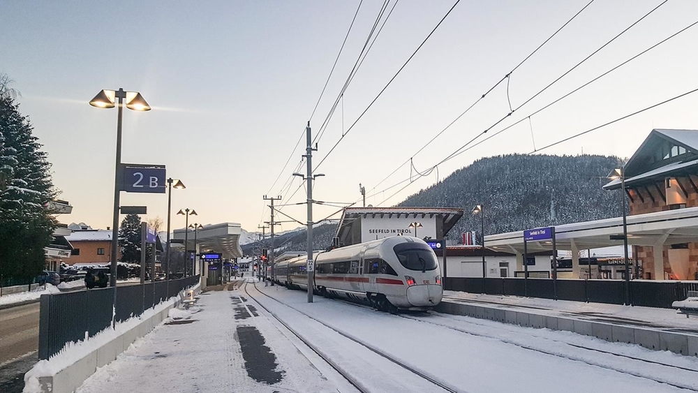 ICE am Bahnhof in Seefeld
