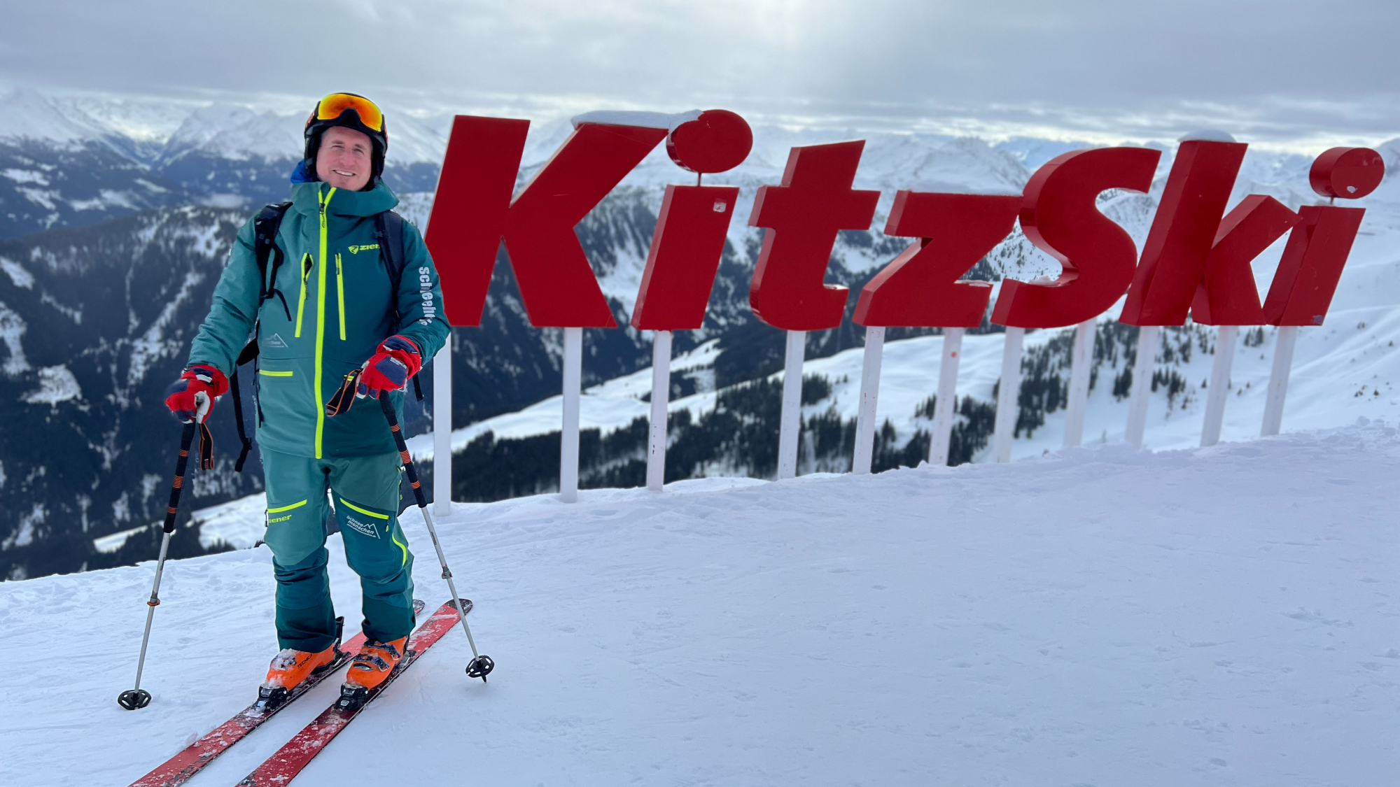 Schneehohen-Redakteur Sebastian Lindemeyer vor dem KitzSki-Schriftzug