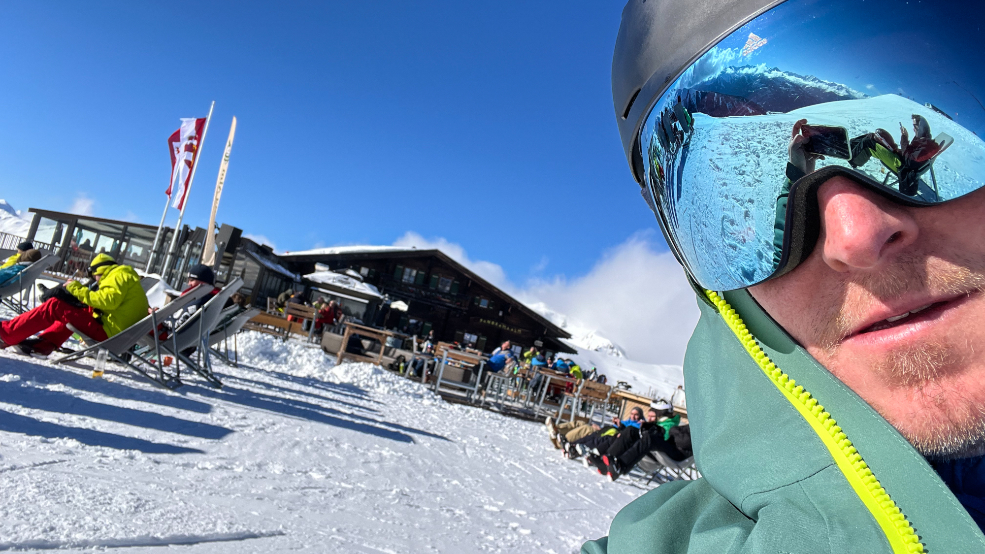 Schneehoehen-Redakteur Sebastian an der Panorama-Alm