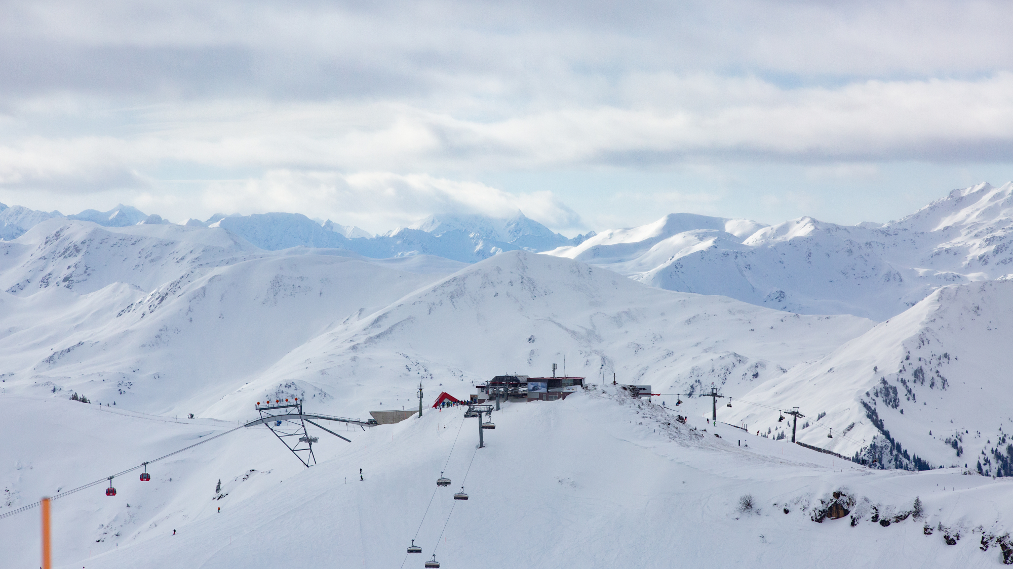 Blick auf den Pengelstein, einen zentralen Punkt im Skigebiet KitzSki