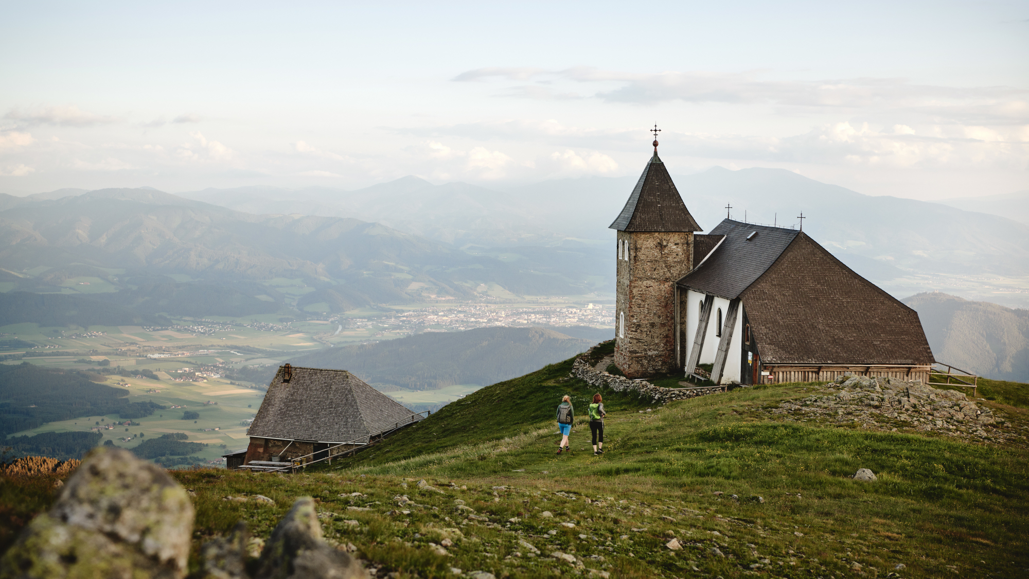 Wandern auf der Hochalm zur Kirche Maria Schnee
