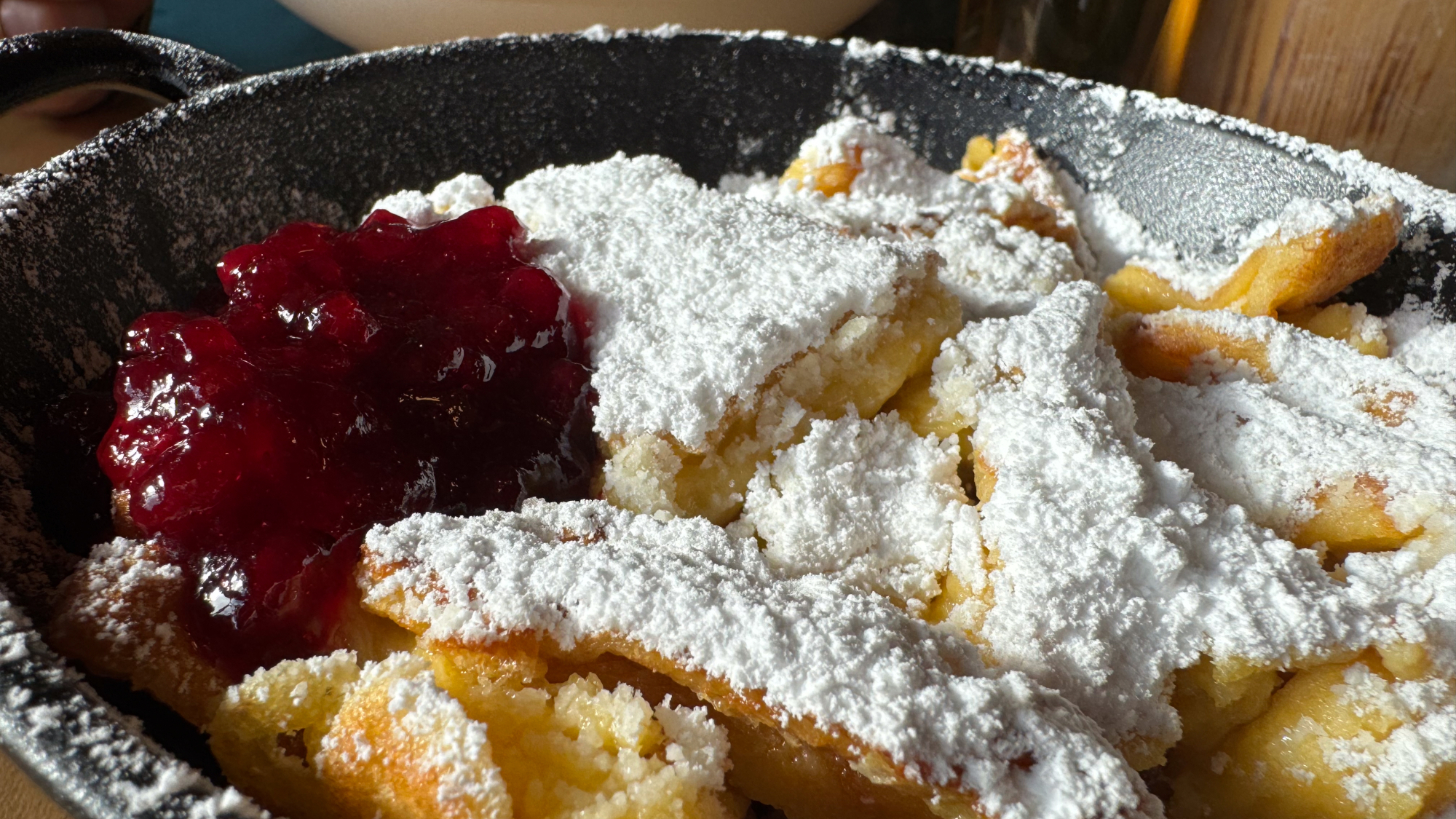Kaiserschmarrn zählt zu den beliebtesten Gerichten in Österreichs Skihütten