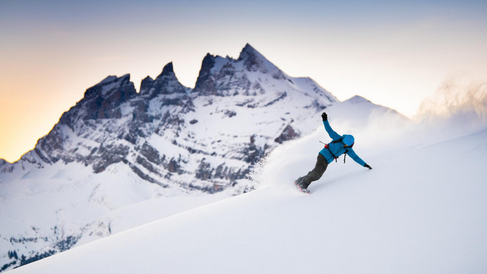 Snowboarder im Skigebiet Portes du Soleil