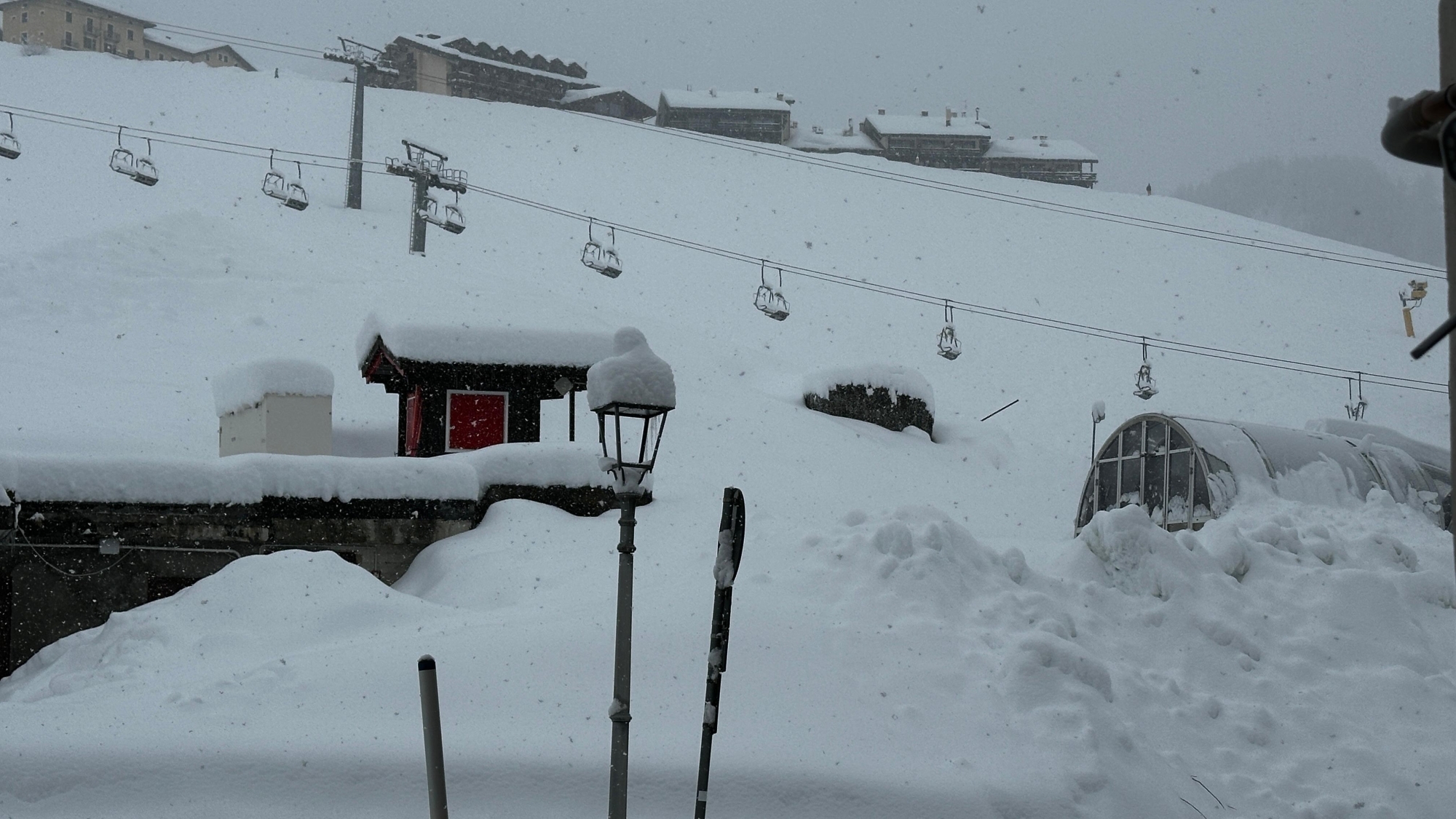 Viel Schnee in Cervinia südlich des Matterhorns