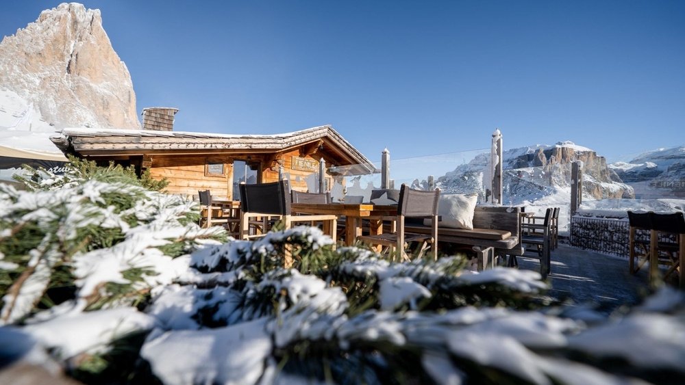Auf einer Höhe von 2.260 Metern, in bester Lage im Skigebiet auf dem Sella Joch in Canazei, empfängt das Fienile Monte seine Gäste.