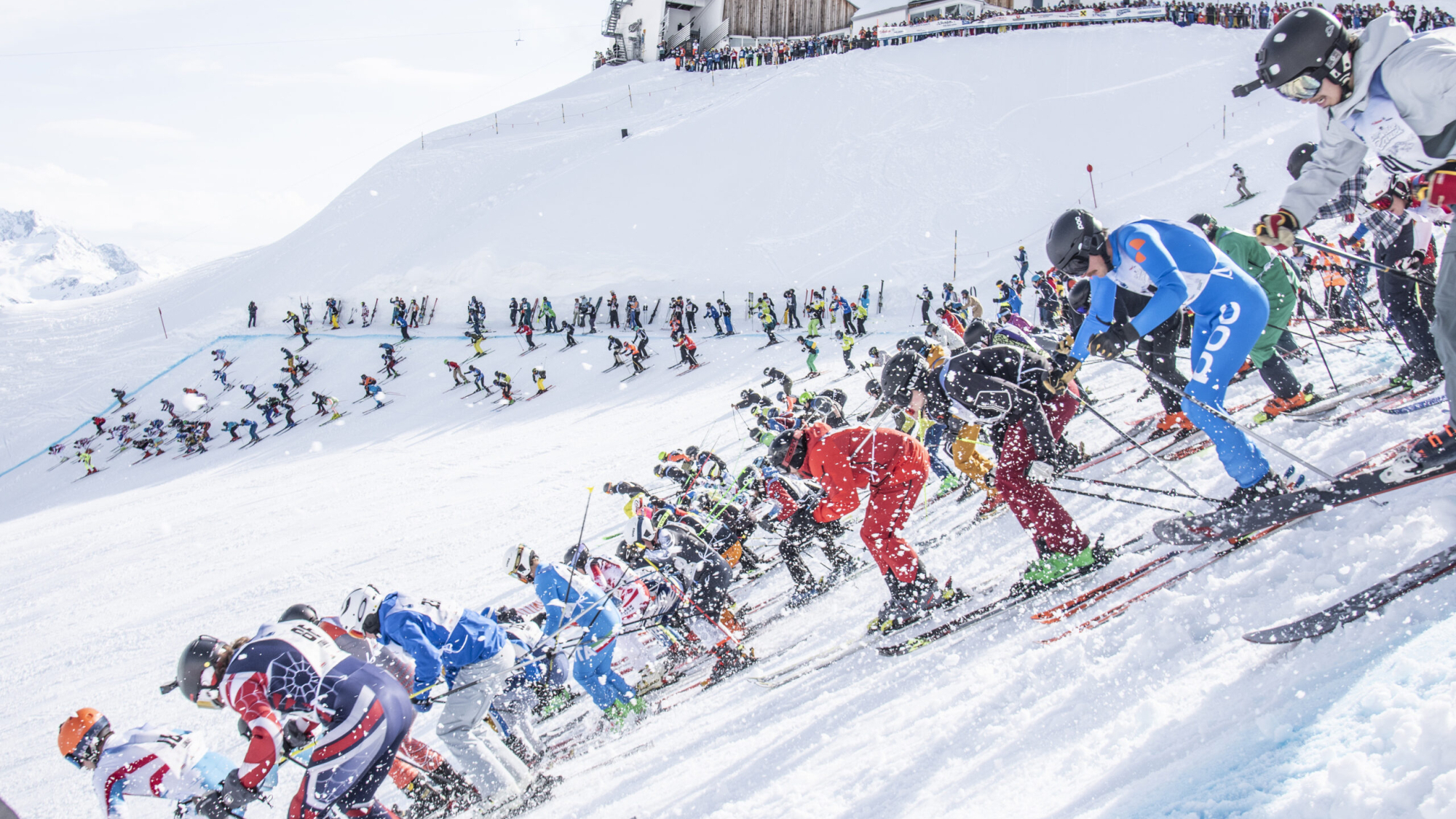 Exakt 555 Teilnehmer:innen brettern gleichzeitig in Richtung Tal