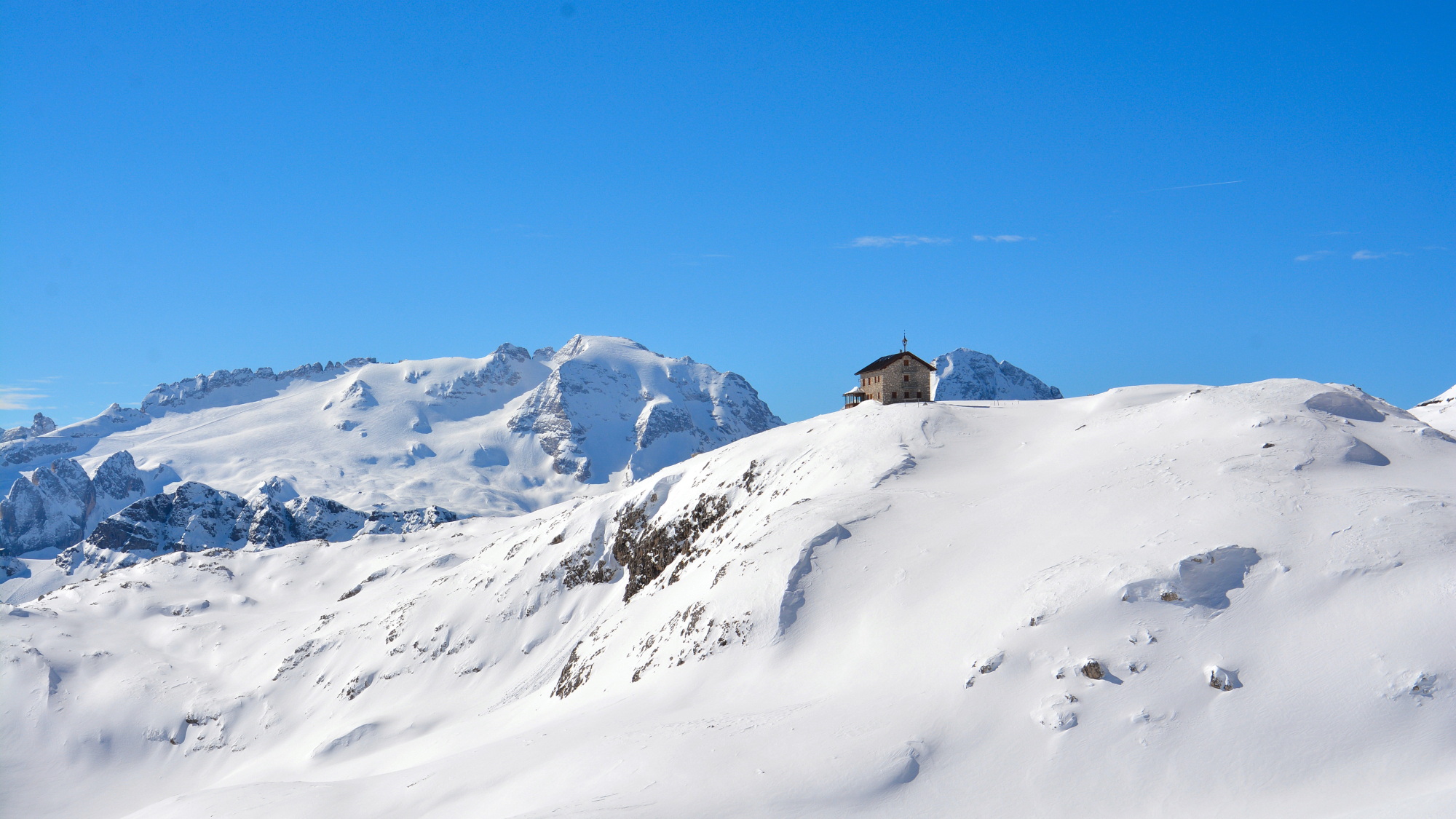 Traumblick vom Vallon (2550m) über die Franz Kostner-Hütte (2550m) zur Marmolada (3343m)