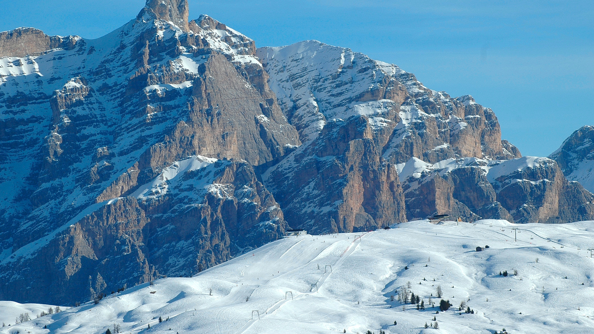 Blick über die herrliche Hochfläche der Pralongia zum mächtigen Gebirgsstock der Cunturines samt ihrem höchsten Gipfel, der Cima Cunturines (3064m) 