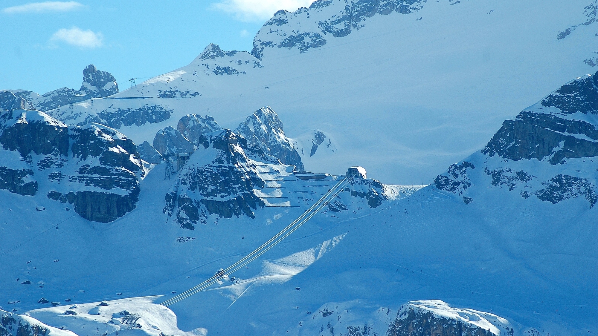 Gewaltige Szenerie im zerklüfteten Padonkamm: Die Bergstation „Porta Vescoco“ (2478m) der Gondelbahn, die in Arabba beginnt, im Hintergrund die Marmolada 