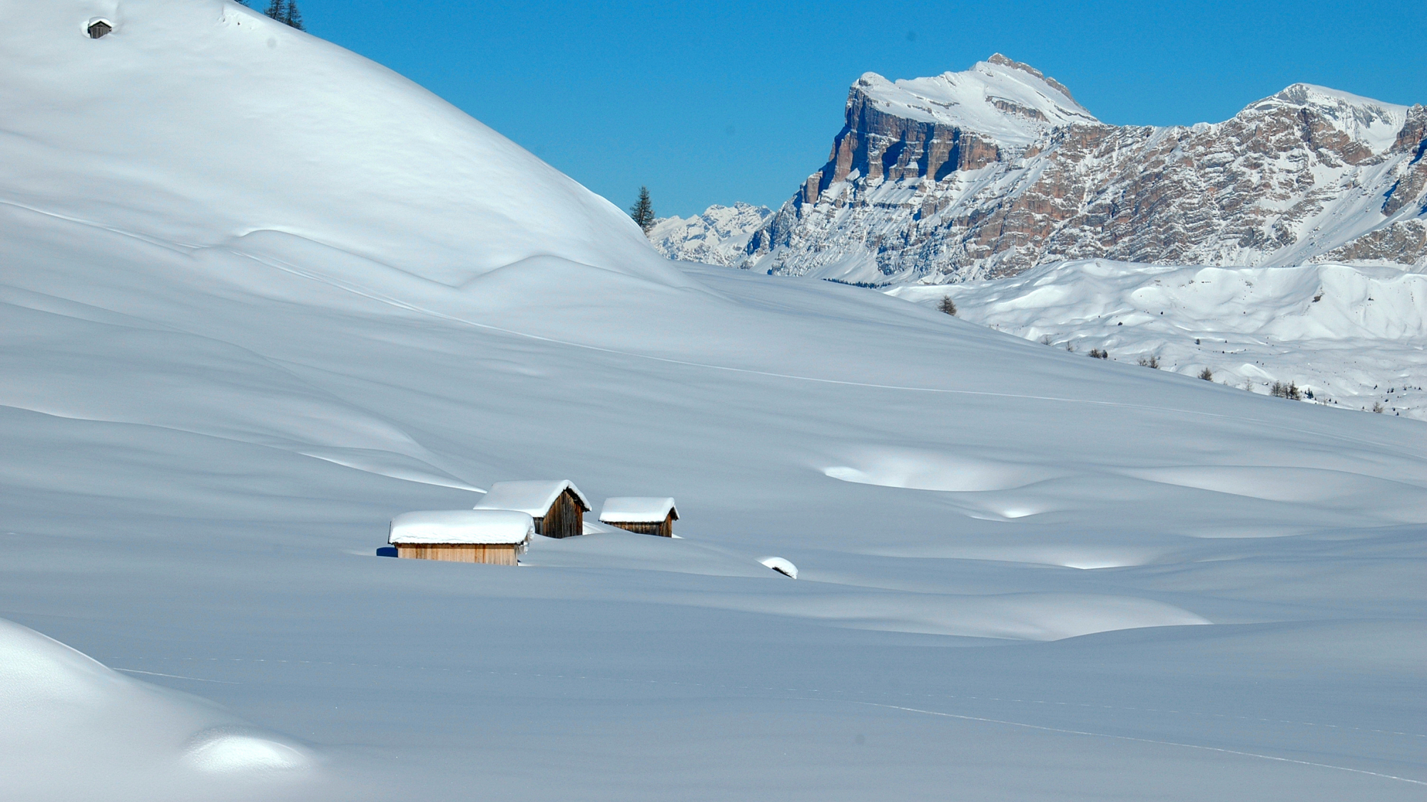 Vom Verbindungssessellift „Sass de la Vegla“ hat man eine traumhafte Aussicht; im Bild der Blick zum Heiligkreuzkofel (2907m