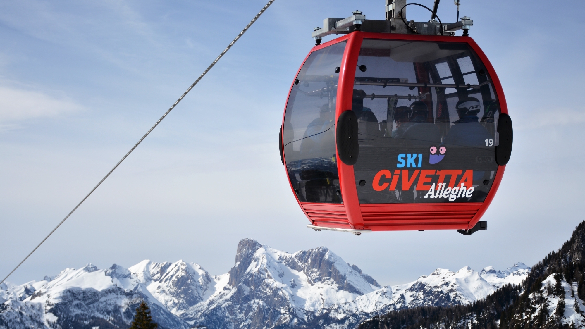 Vom Skigebiet Civetta hat man eindrucksvolle Blicke in die Ostseite der Marmolada, über die die riesige Marmolada-Seilbahnanlage ab Malga Ciapela (1450m) verläuft