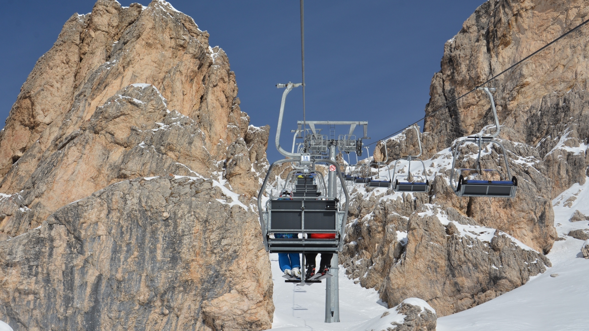 Spektakuläre Auffahrt mit dem Sessellift „Croda Negra“ in die von Felsen gesäumte Forcella Negra (2420m)
