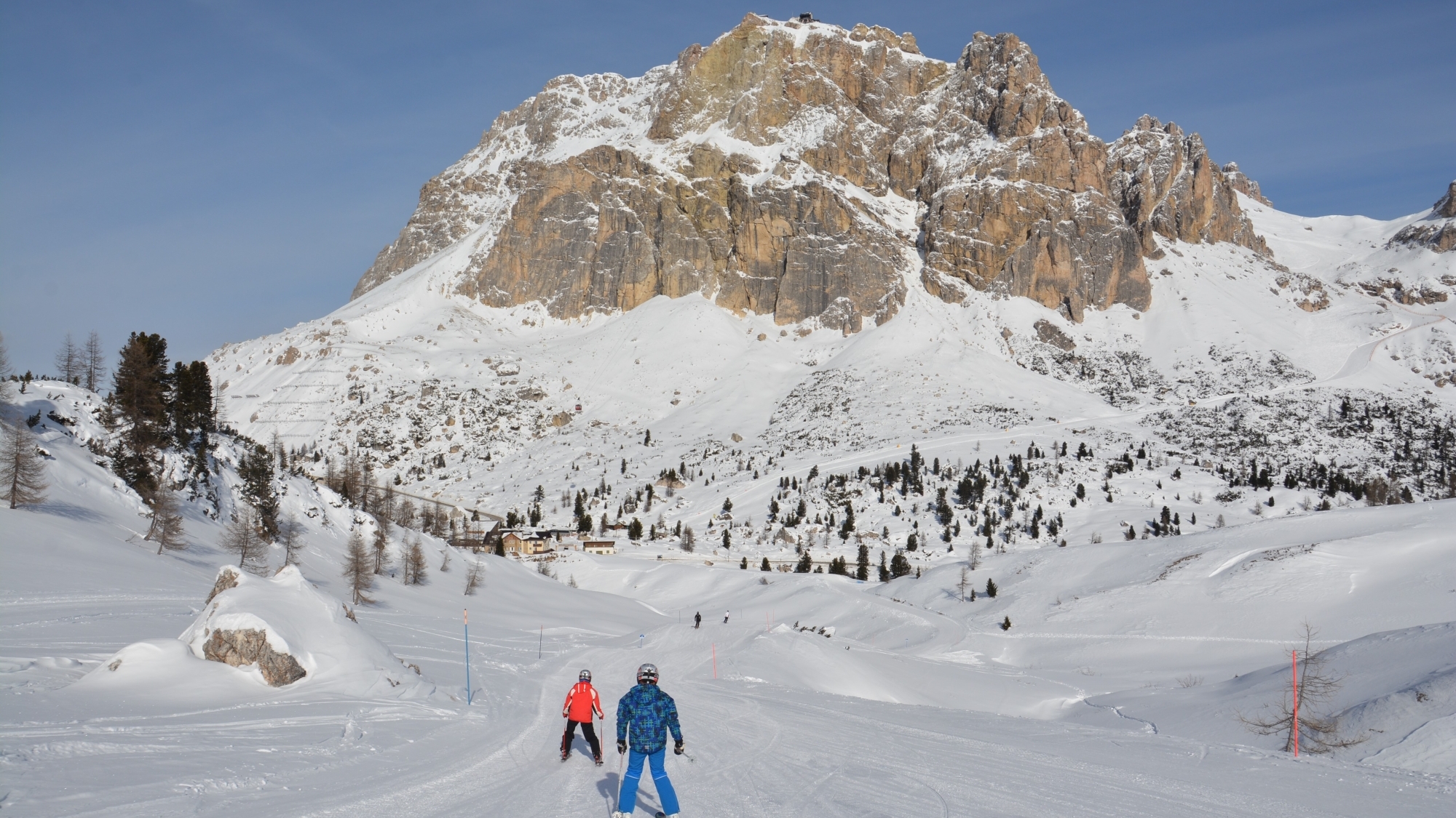 Am Weg von der Forcella Negra (2420m) zum Falzarego Pass (2105m) hat man den Lagazuoi mit der Bergstation der Lagazuoi-Seilbahn (2742m) im Blickfeld