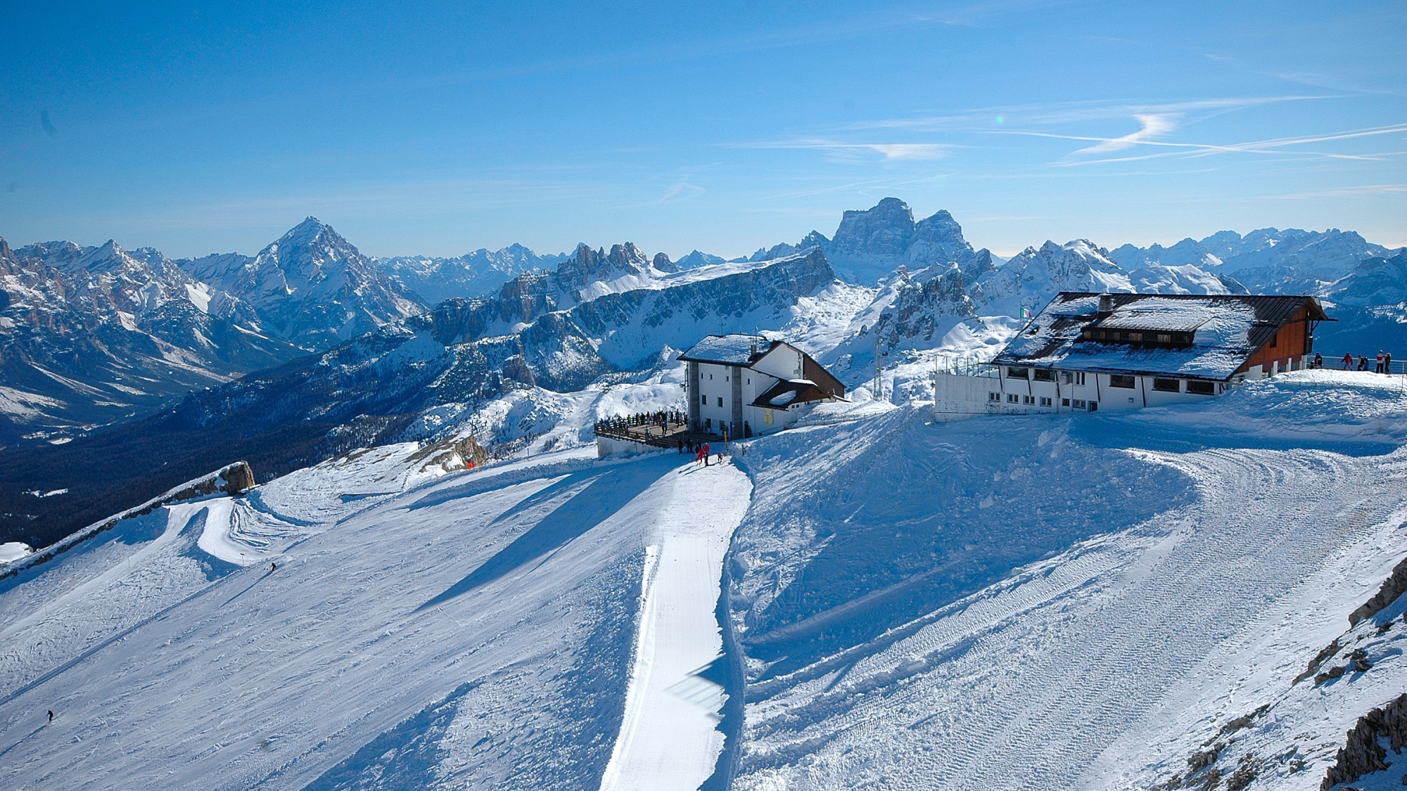 Blick über die Bergstation der Lagazuoi-Seilbahn (2742m) und das Rifugio Lagazuoi (2752m) hinweg nach Süden zu Antelao (3263m), Monte Formin (2657m), Monte Pelmo (3168m) (von links nach rechts)