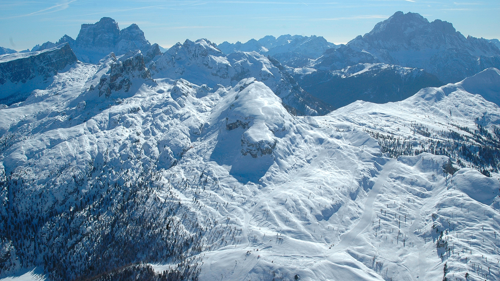 Prachtblick von Bergstation der Lagazuoi-Seilbahn (2742m) in das Skigebet 5Torri/Col Gallina; die Forcella Negra (2420m) befindet sich rechts vom Averau (2648m) und dort beginnt die romantische Abfahrt zum Col Gallina! Im Hintergrund Monte Pelmo (3168m) und Civetta (3220m).