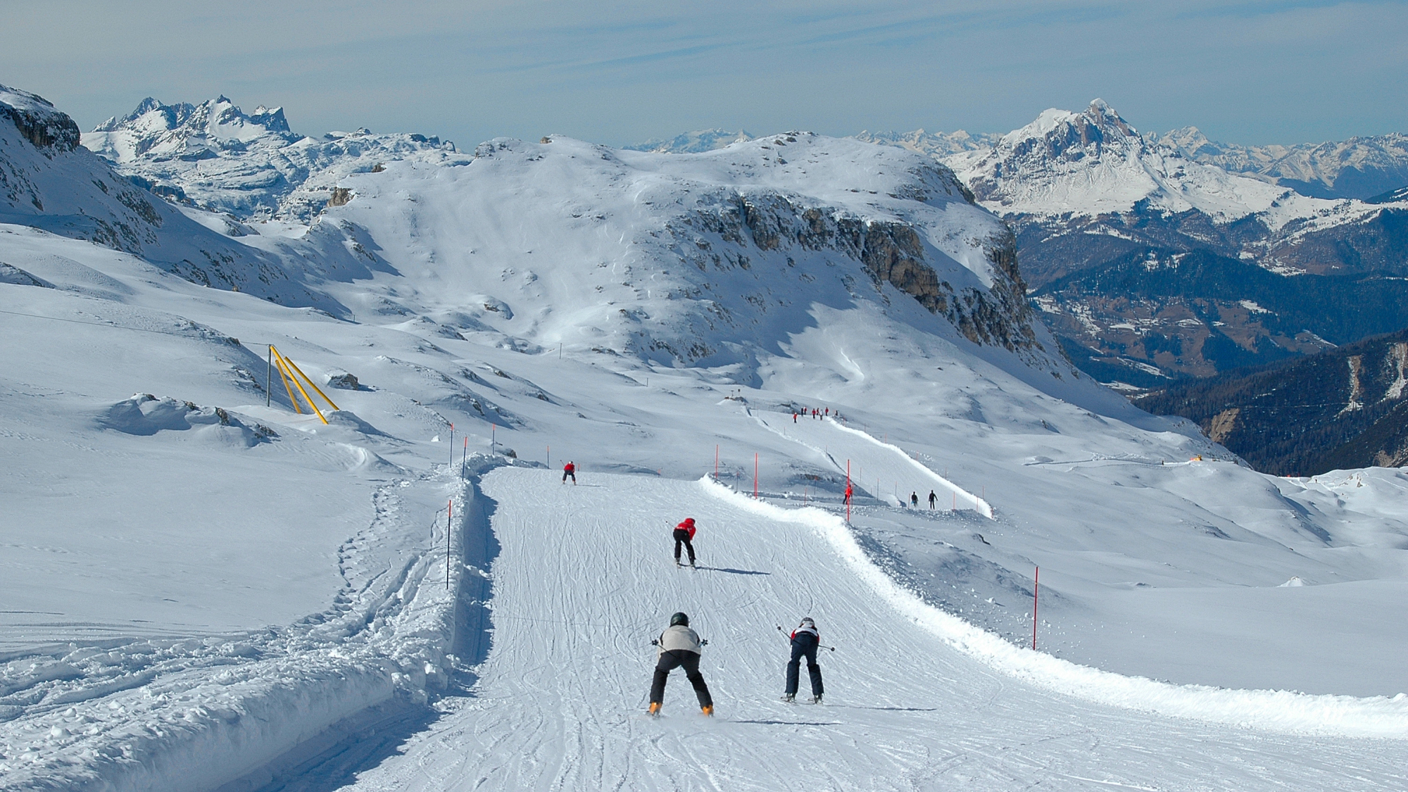 Im oberen Abschnitt der Abfahrt über die Armentarola-Piste, im Hintergrund rechts der Peitlerkofel (2875m)
