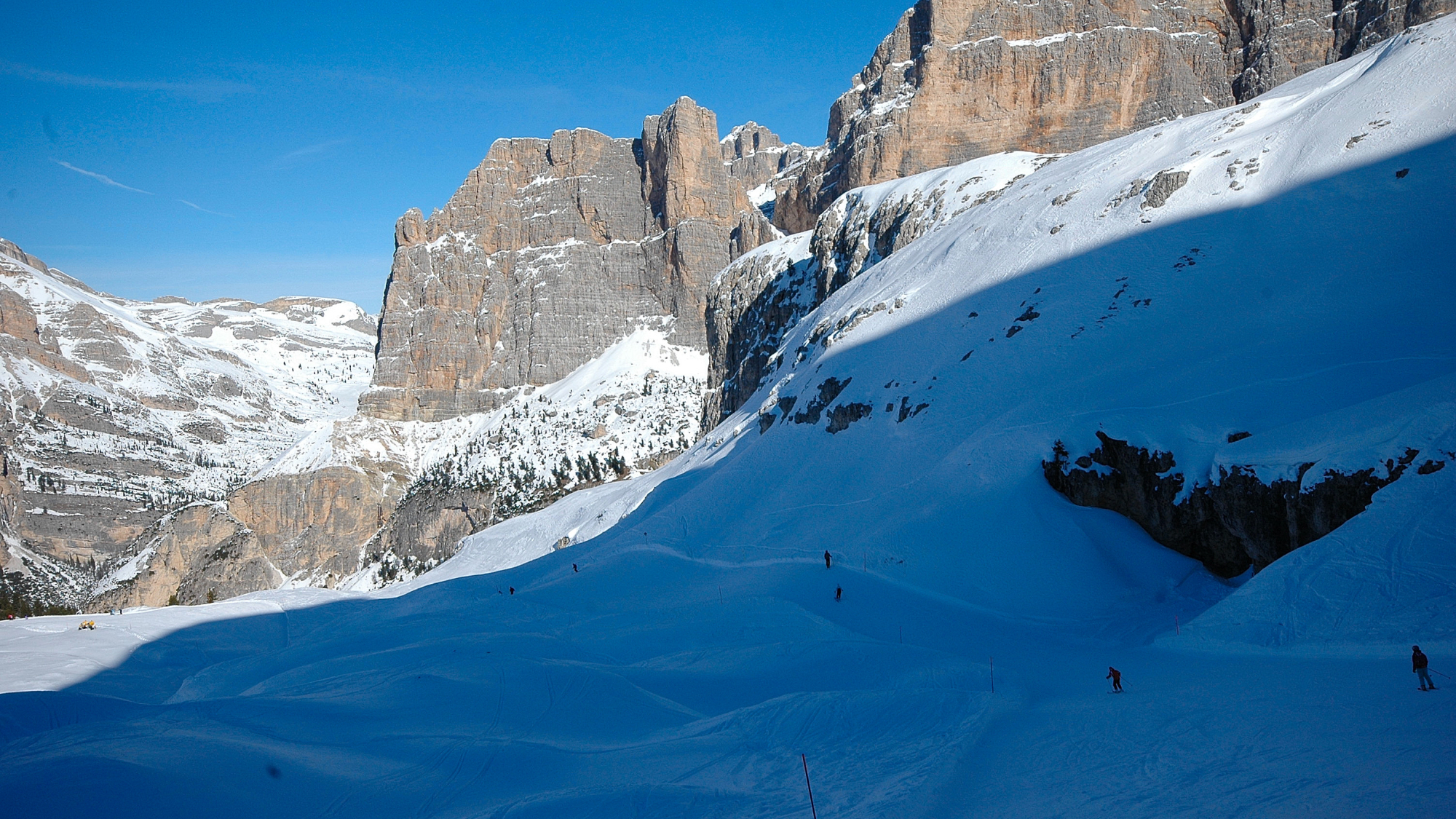 Im mittleren Abschnitt der Abfahrt über die Armentarola-Piste: Das Panorama mit den Felswänden der Fanes-Berge beigeistert!
