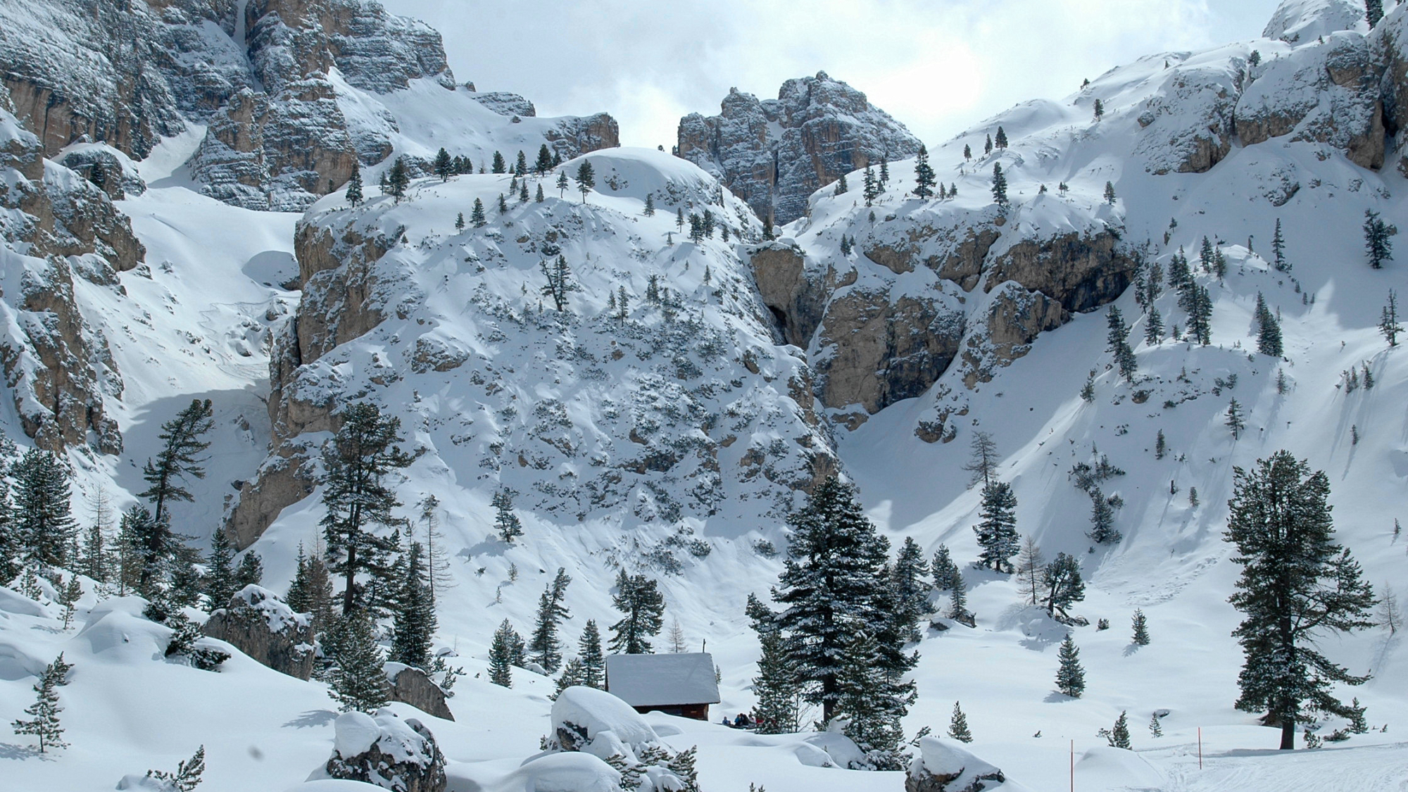 Traumplatz und großartige Speisen: Scotoni Hütte (1985m) auf einer Alm beim im Winter zugefrorenen Lagazuoi-See