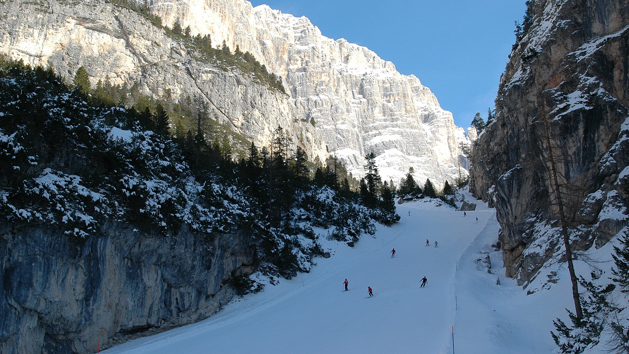 Im Schlussabschnitt der Armentarola-Piste, unmittelbar nach der Scotoni Hütte, fährt man durch einen schluchtartigen Abschnitt mit oft mächtigen Eiszapfen (Eiszapfen im Bild rechts hinter den Felsen versteckt)