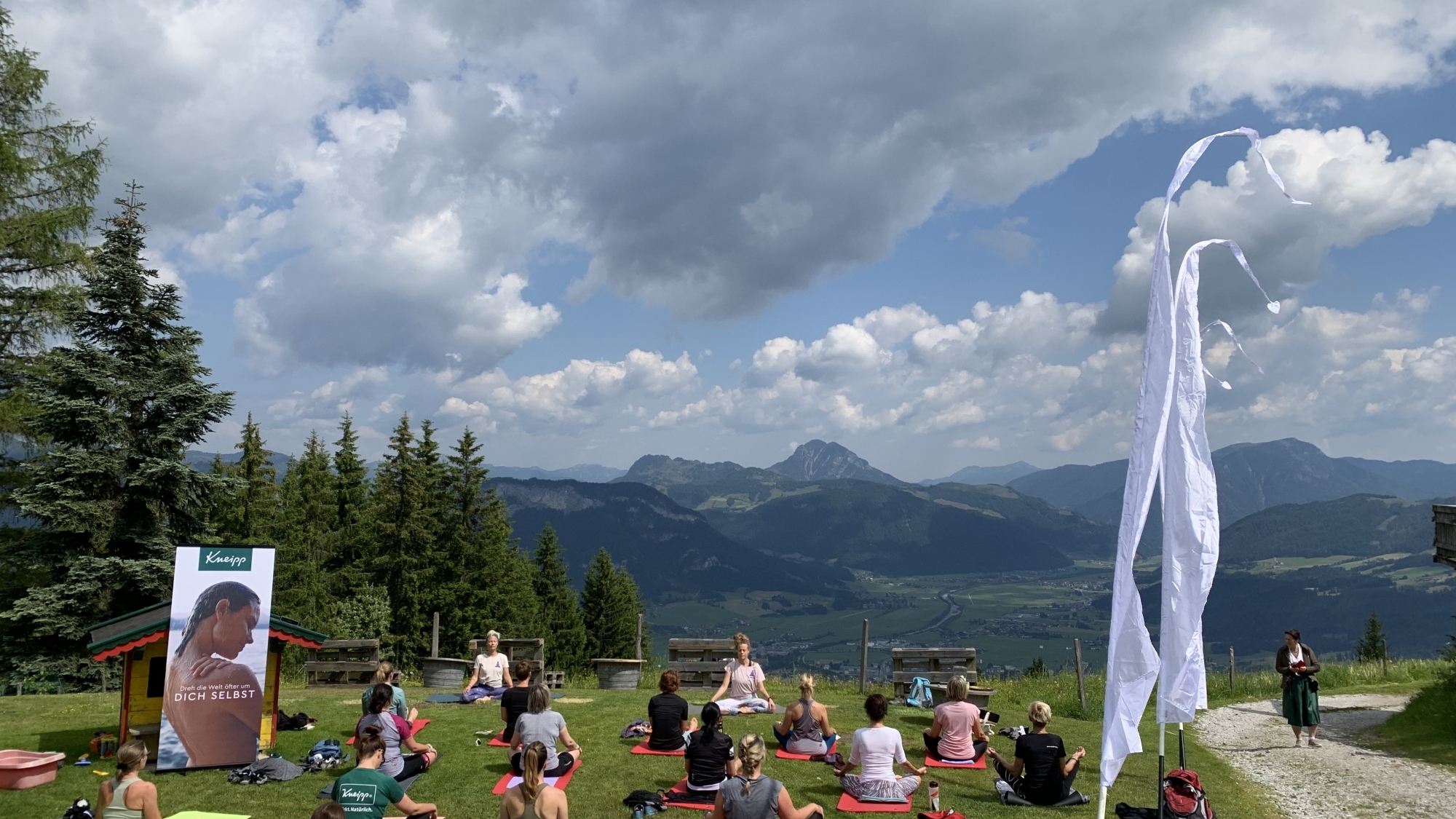 Yoga auf dem Berg in St. Johann in Tirol
