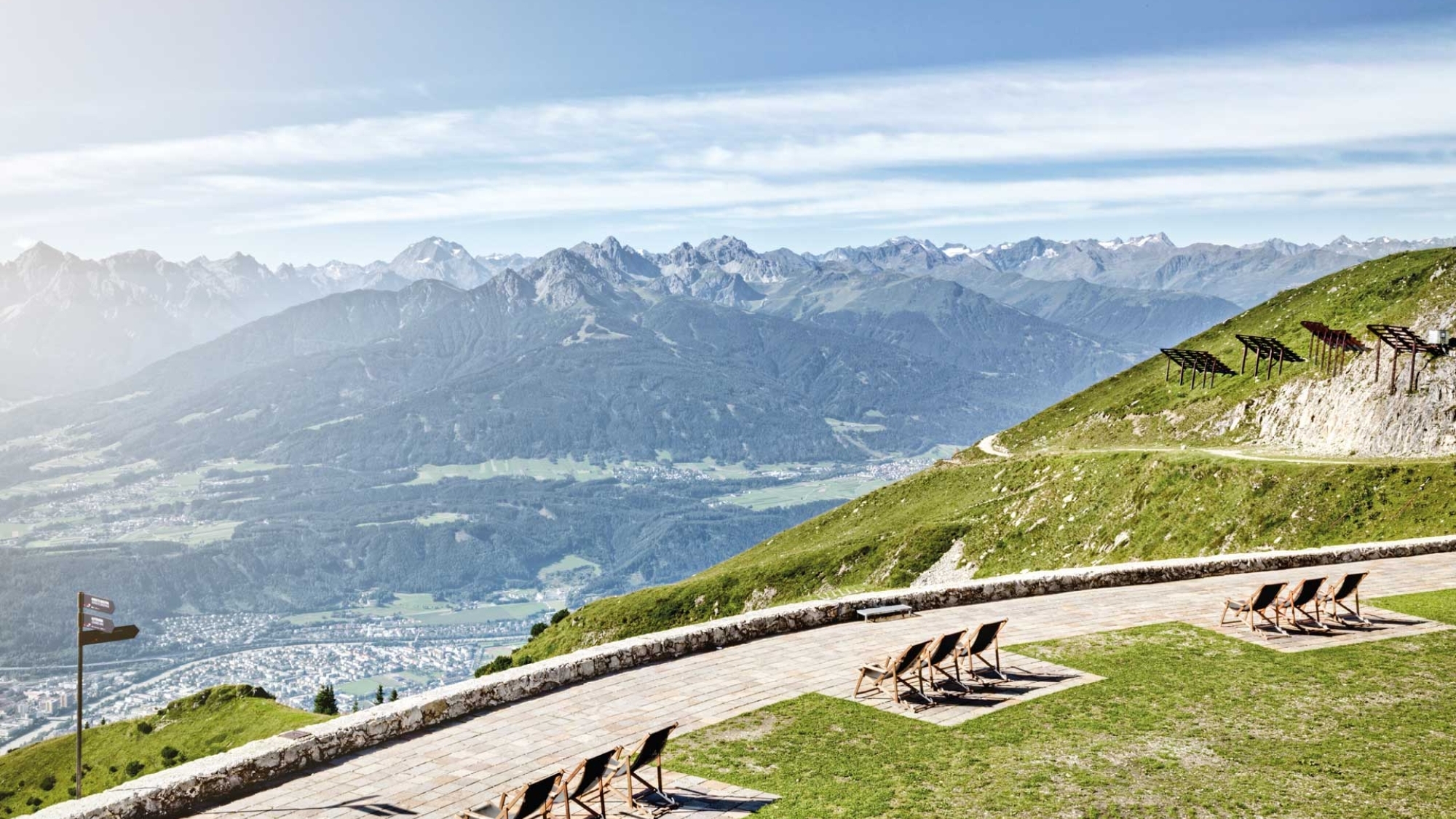 Next Stop Innsbruck: Auf dem Weg von Norden nach Süden ist die Region Innsbruck der perfekte Ort, um eine Reisepause einzulegen: aussteigen, Alpenluft einatmen, Abenteuer erleben.