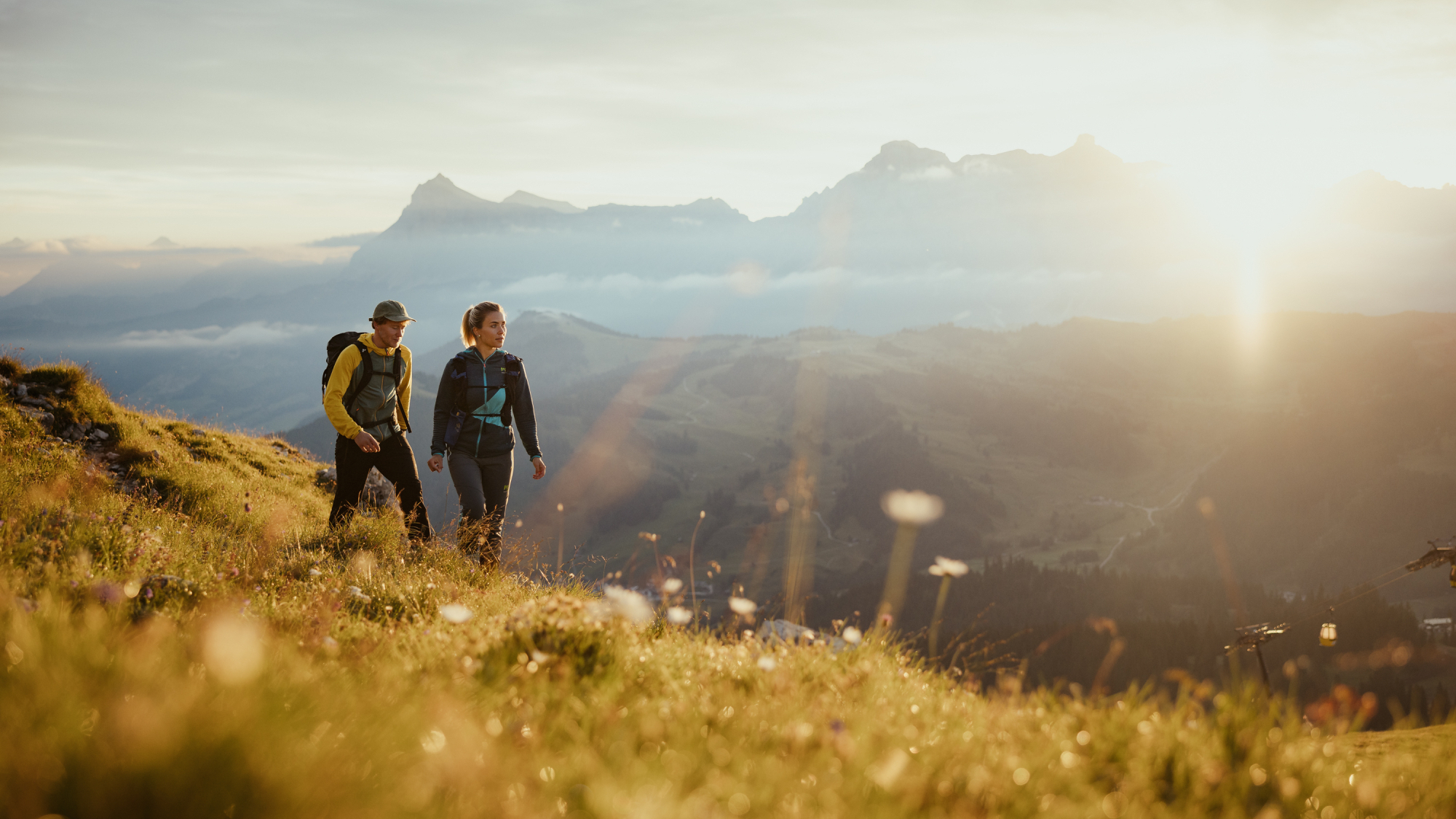 Wanderer vor dem einzigartigen Dolomitenpanorama