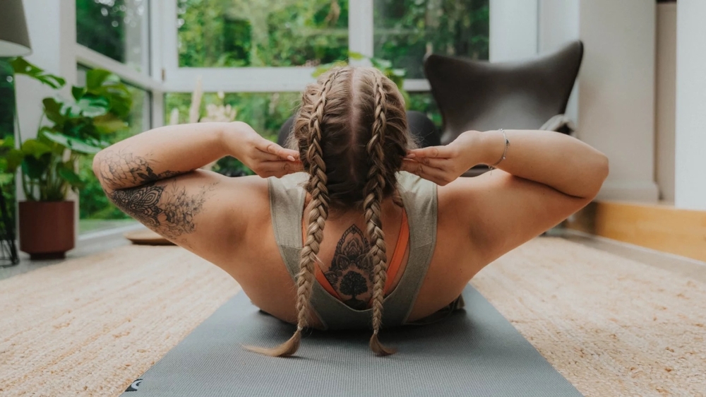 Sit-Ups sind eine gute Übung für zuhause und das Training der Bauchmuskulatur