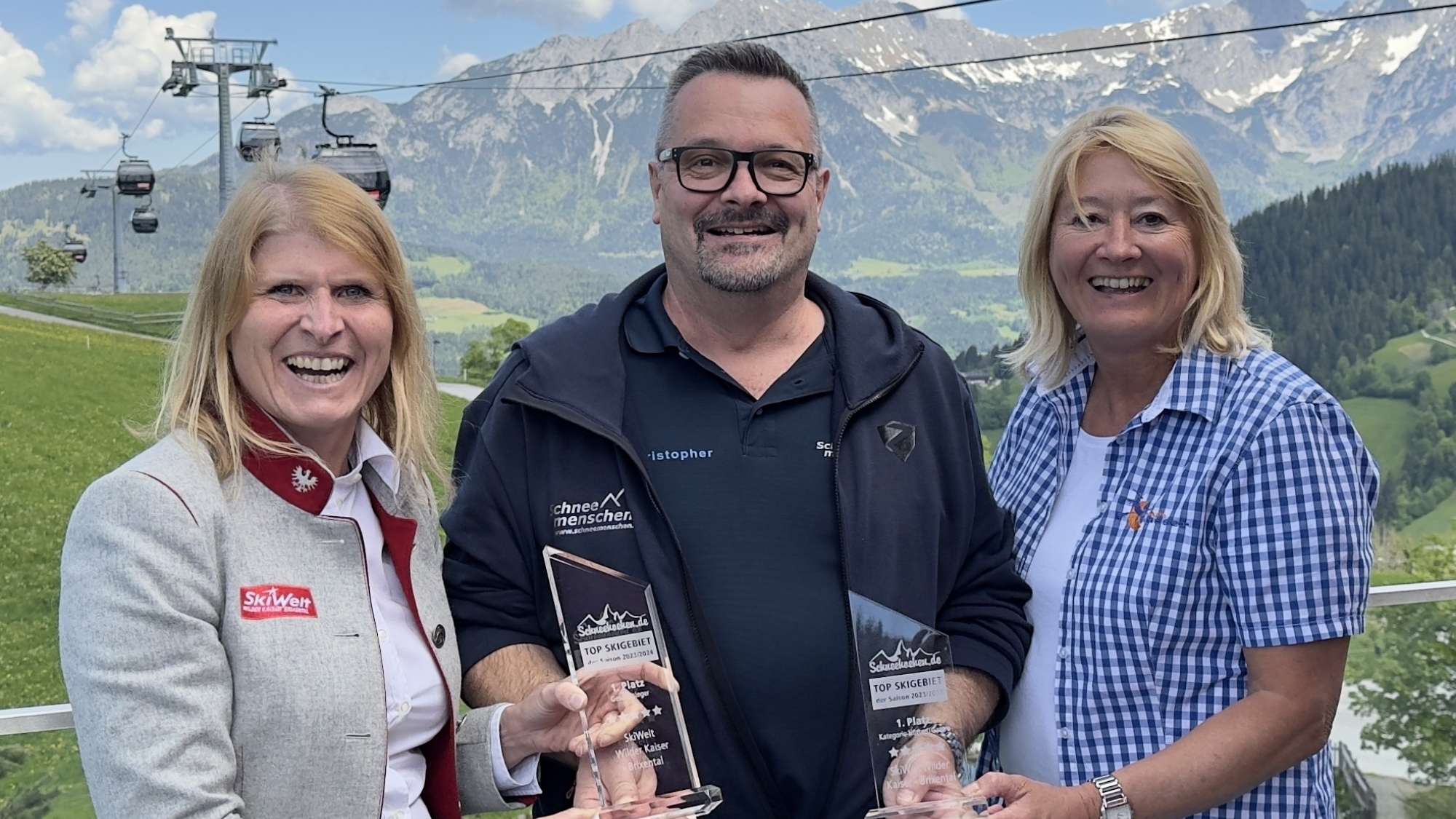  Preisverleihung der Schneehoehen Top-Skigebiete-Awards (v.l. Anita Baumgartner /SkiWelt, Christopher Lahm-Wolter/Schneehoehen.de, Angelika Pastler/SkiWelt)