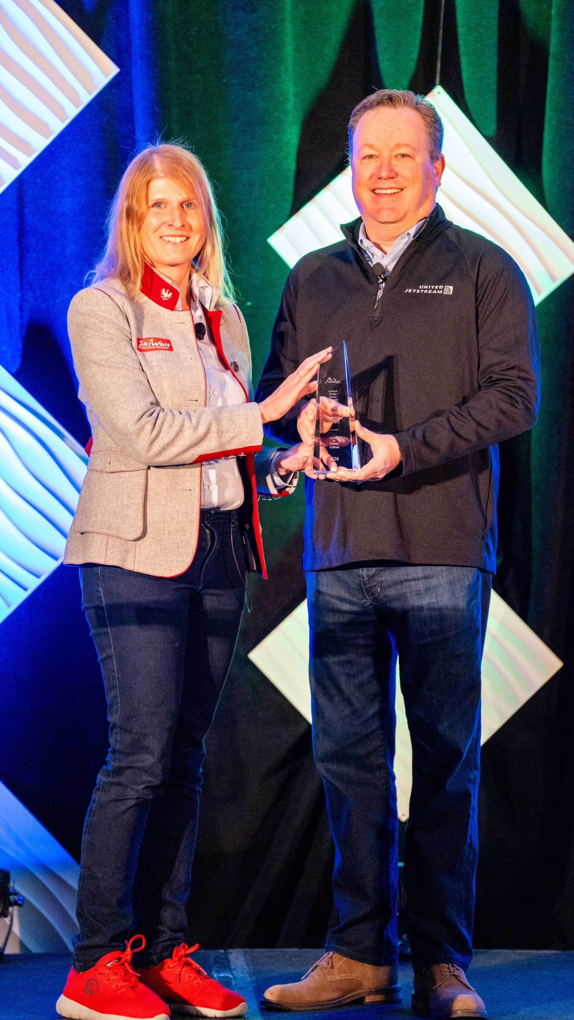 Anita Baumgartner von der SkiWelt Wilder Kaiser - Brixental nimmt auf dem Mountain Travel Symposium in Lake Tahoe (USA) einen Preis entgegen