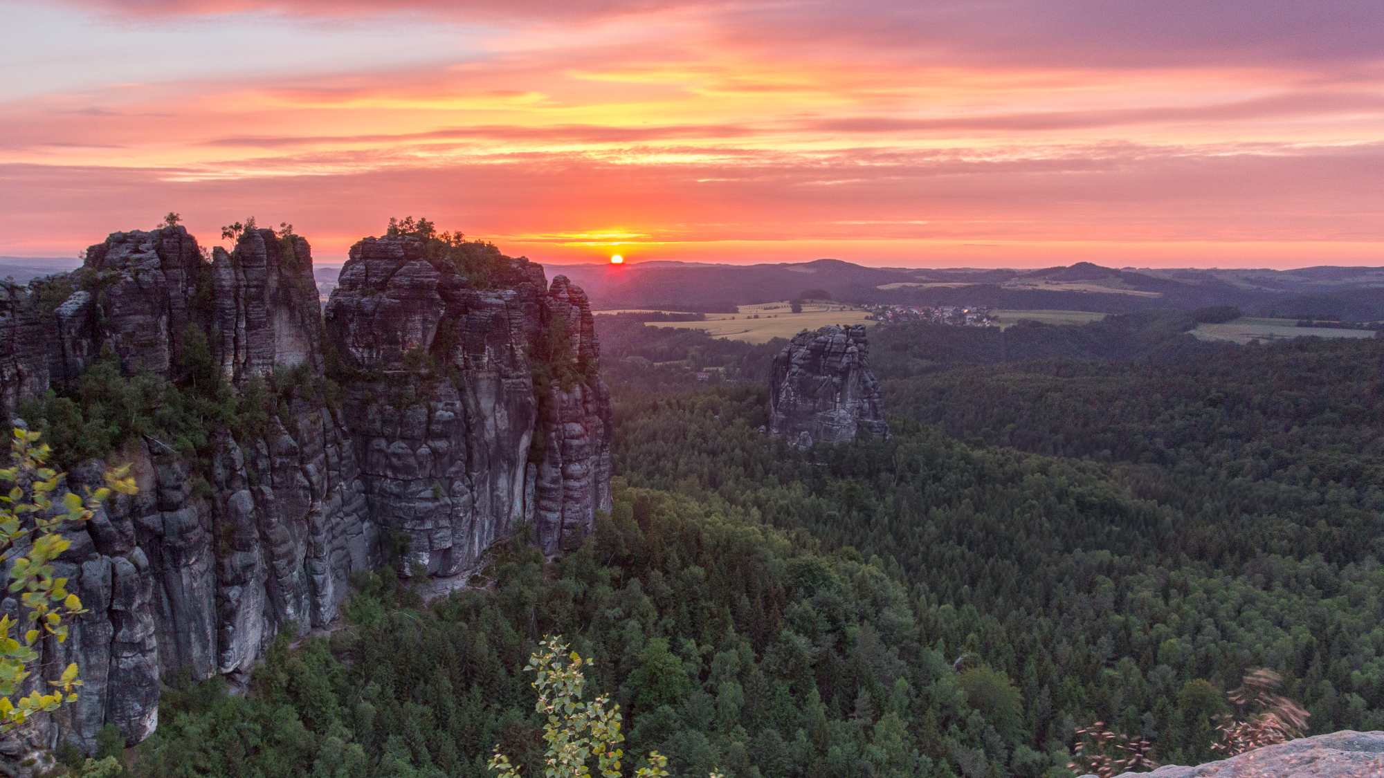 Unterwegs auf dem Malerweg: Blick auf die Schrammsteine