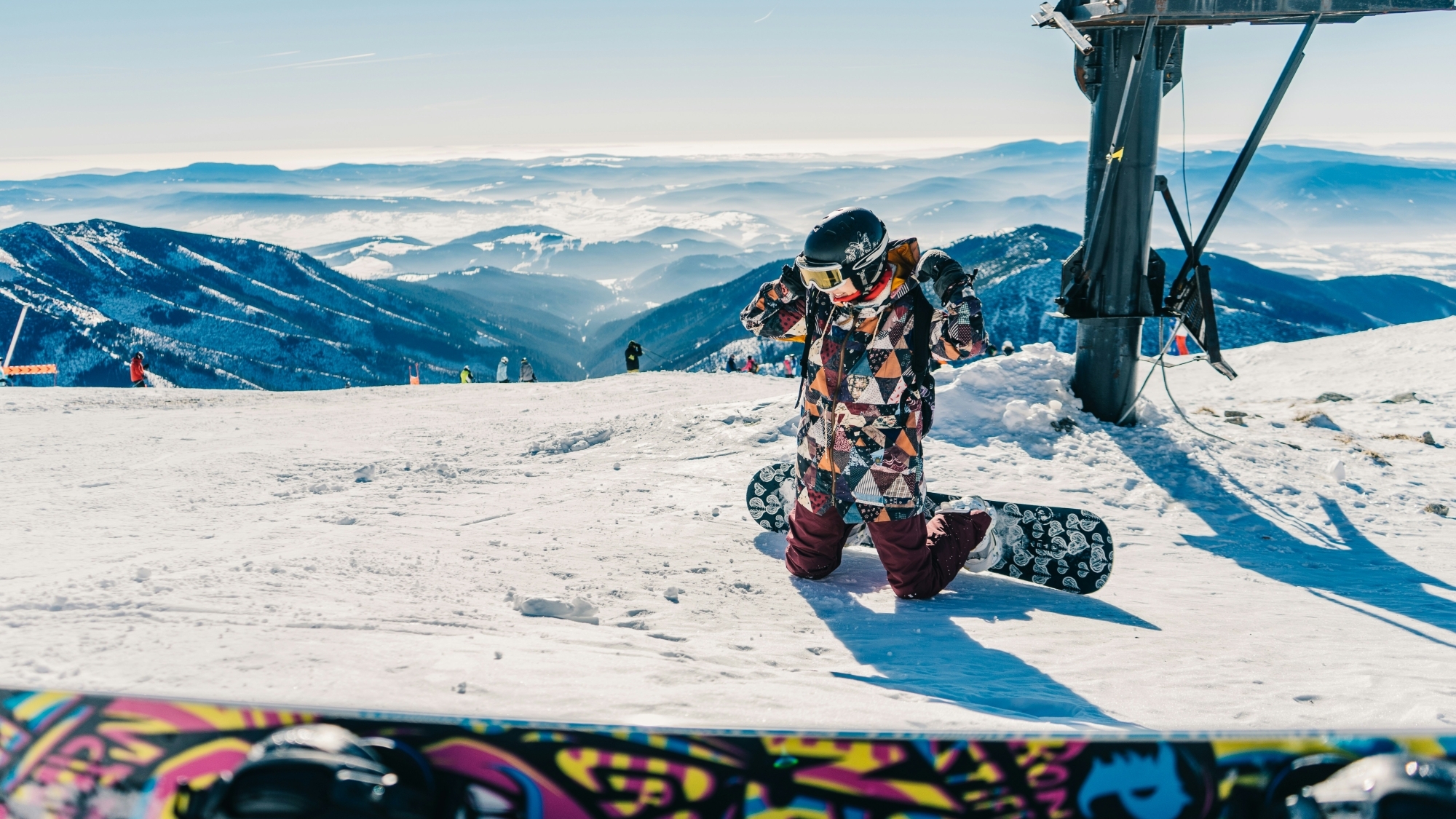 Stürze beim Skilaufen oder Snowboarden können sehr ernst sein. Doch was ist in einer solchen Situation zu tun?
