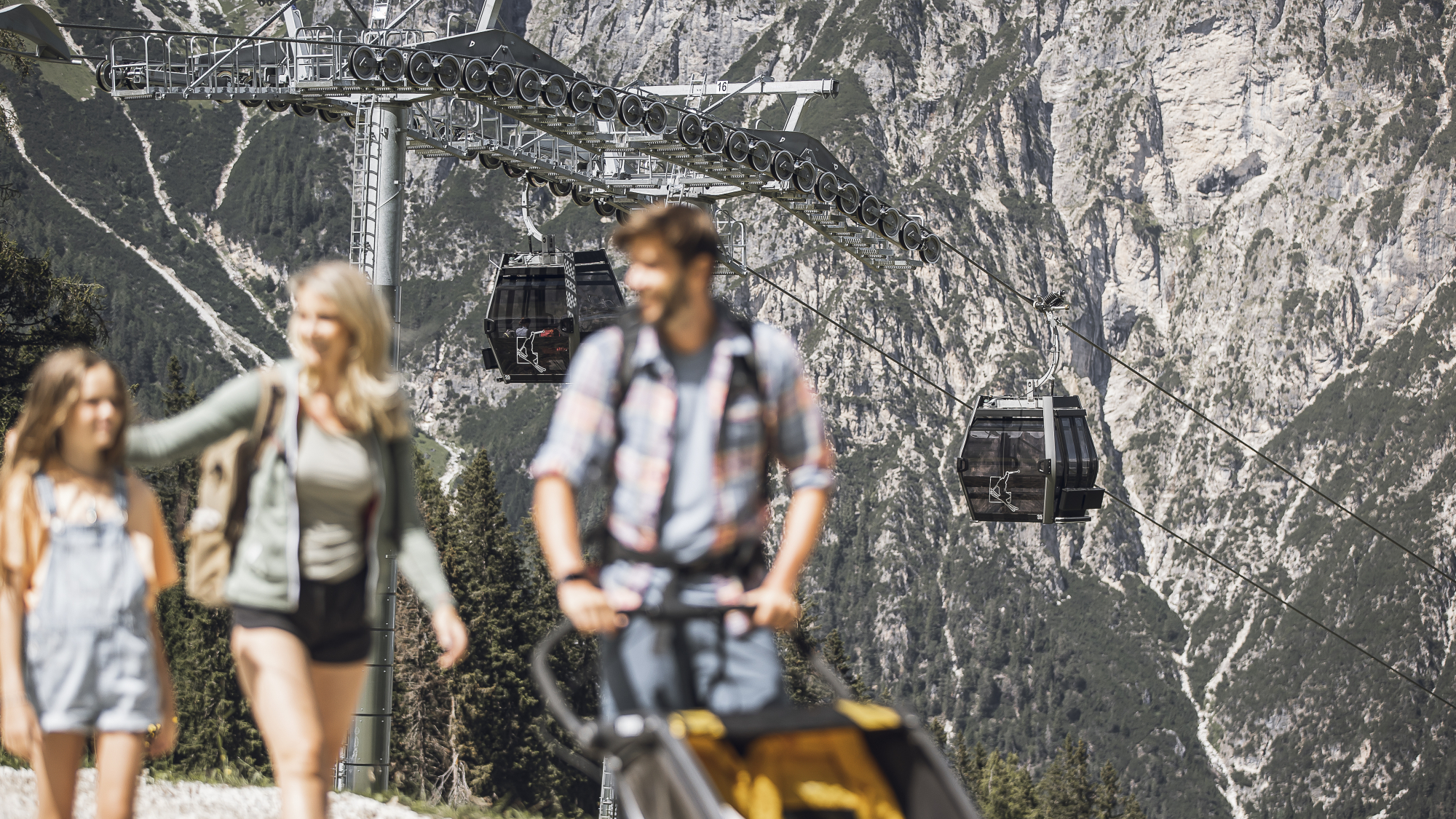 Familien können die Kabinenbahn Ladurns nutzen, um entspannt auf den Berg zu fahren